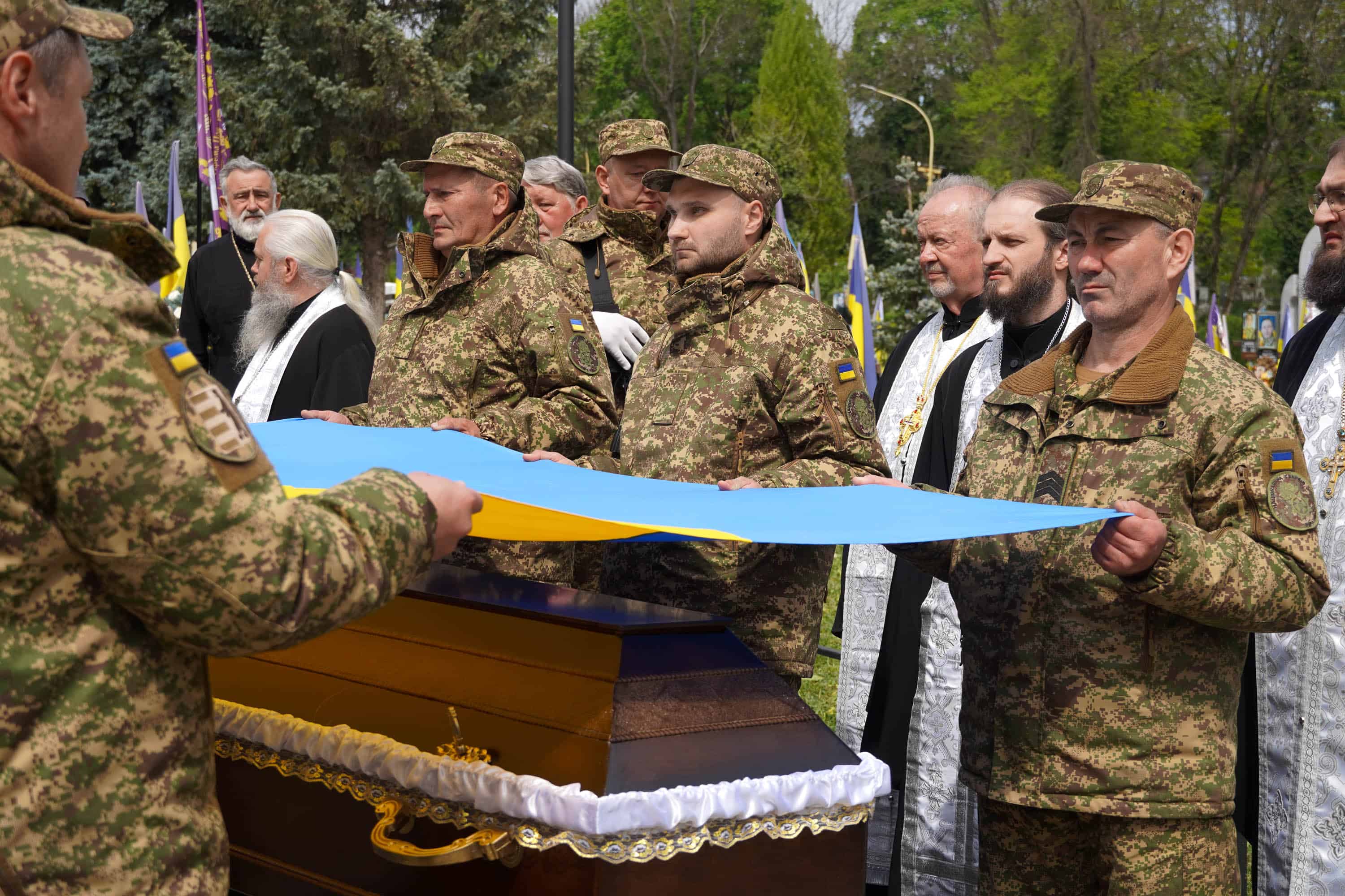 В Ужгороді сьогодні попрощалися із молодшим сержантом Національної гвардії України Іваном Черничком на позивний «Фізрук»