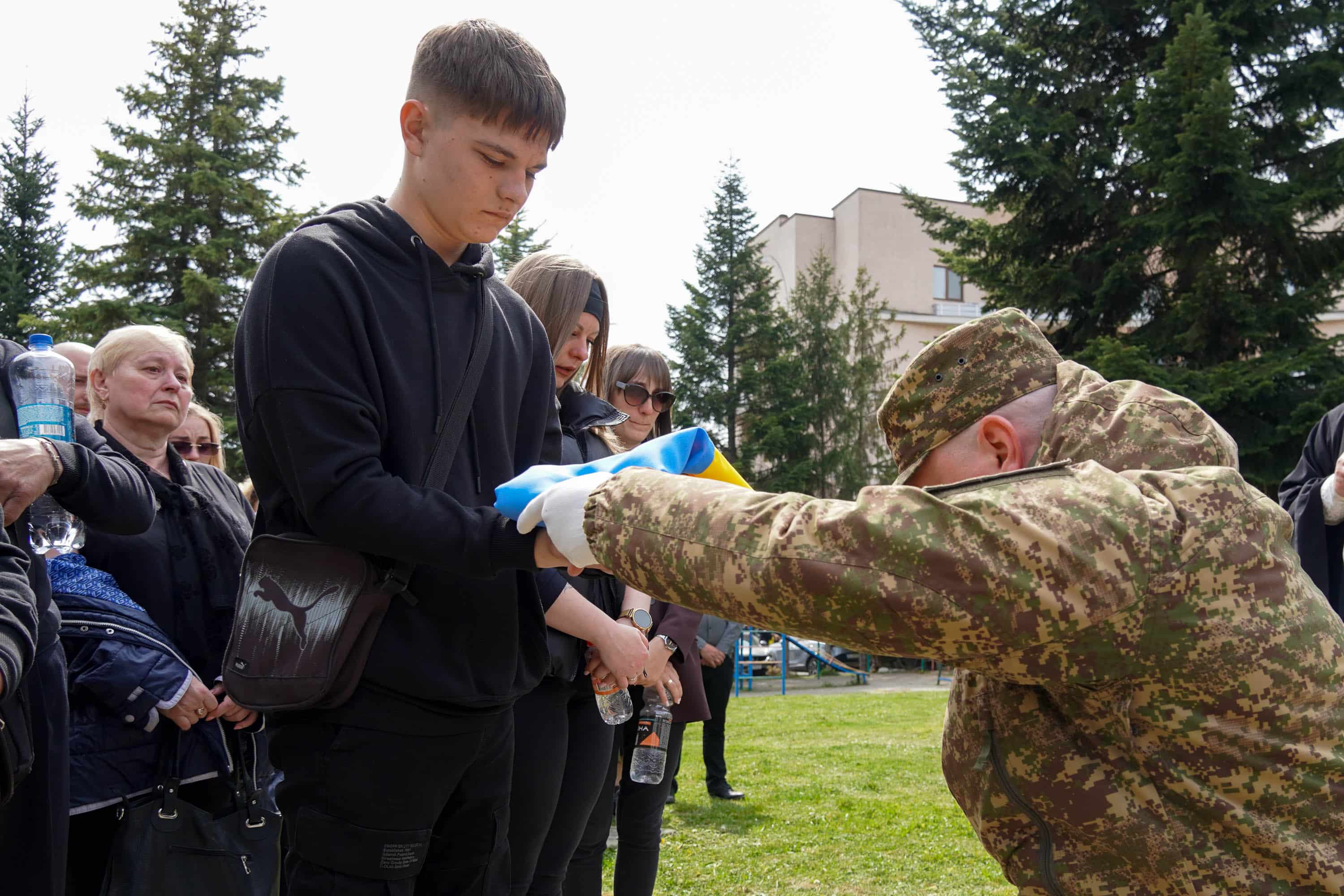 В Ужгороді сьогодні попрощалися із молодшим сержантом Національної гвардії України Іваном Черничком на позивний «Фізрук»