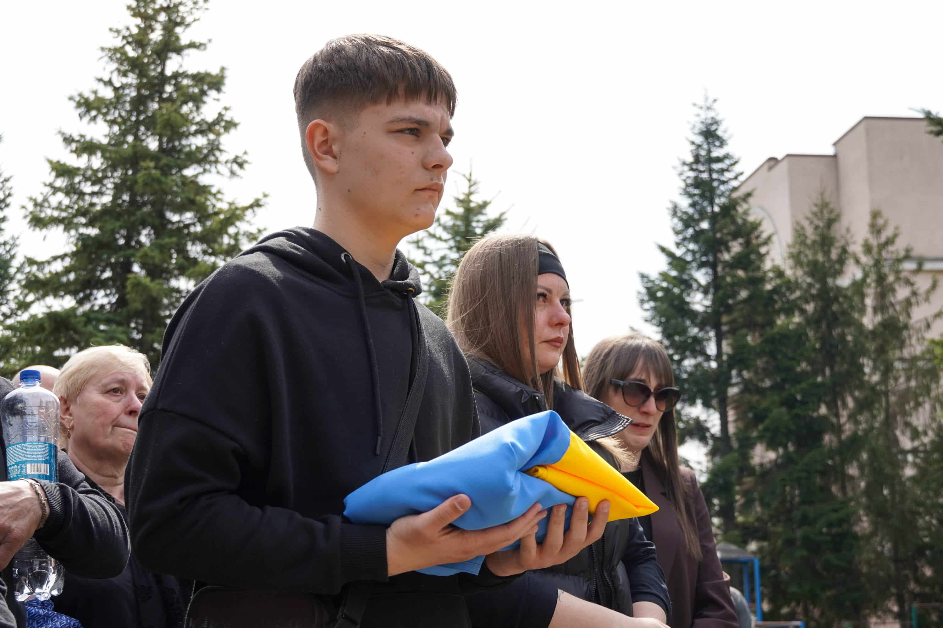 В Ужгороді сьогодні попрощалися із молодшим сержантом Національної гвардії України Іваном Черничком на позивний «Фізрук»