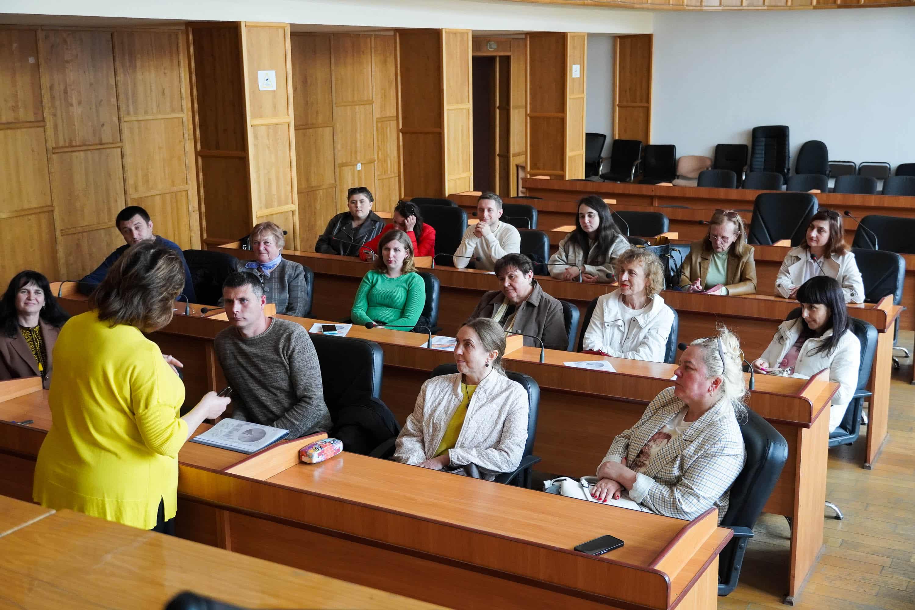 Навчання через практику: вчителі Ужгорода ознайомилися з роботою міської ради