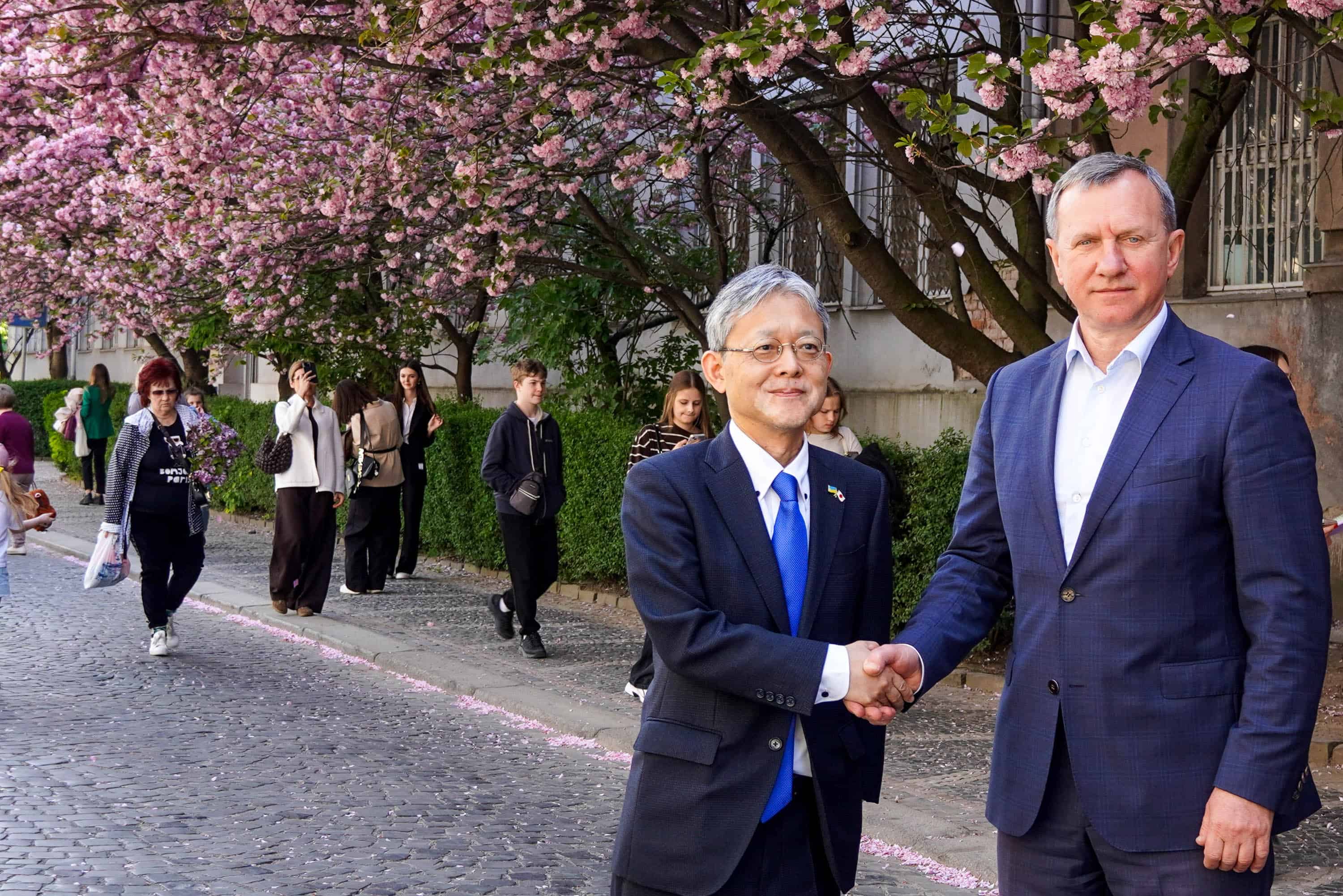 Офіційно «Сакура Фест» в Ужгороді стартував: його відкрив Надзвичайний і Повноважний Посол Японії в Україні Масаші Накаґоме разом із міським головою Богданом Андріївим