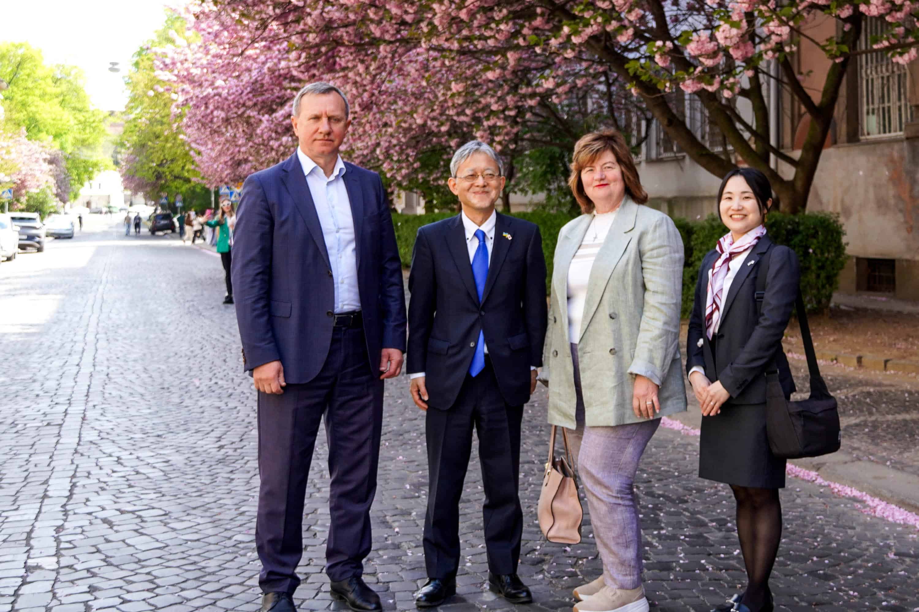 Офіційно «Сакура Фест» в Ужгороді стартував: його відкрив Надзвичайний і Повноважний Посол Японії в Україні Масаші Накаґоме разом із міським головою Богданом Андріївим
