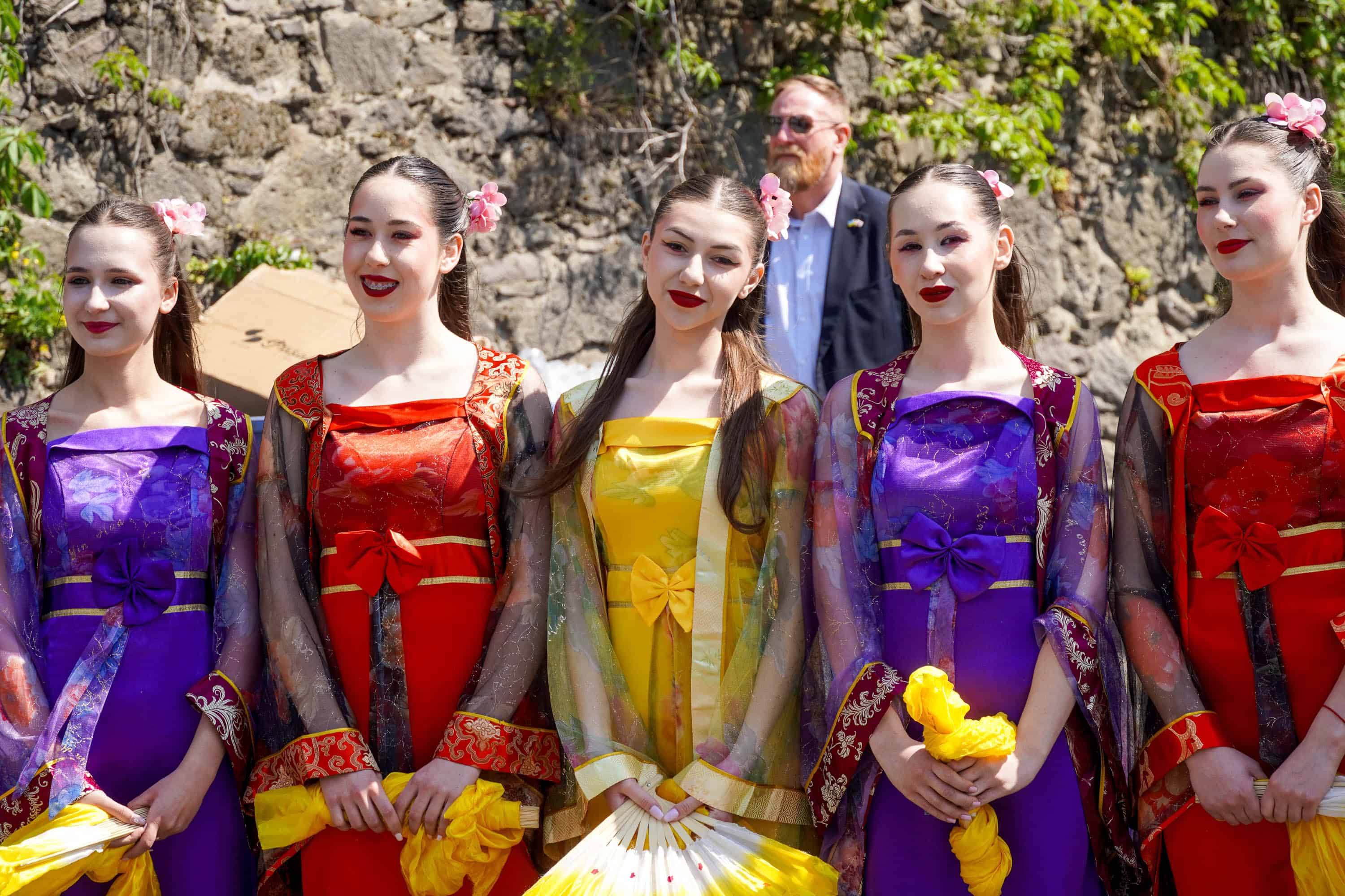 Офіційно «Сакура Фест» в Ужгороді стартував: його відкрив Надзвичайний і Повноважний Посол Японії в Україні Масаші Накаґоме разом із міським головою Богданом Андріївим