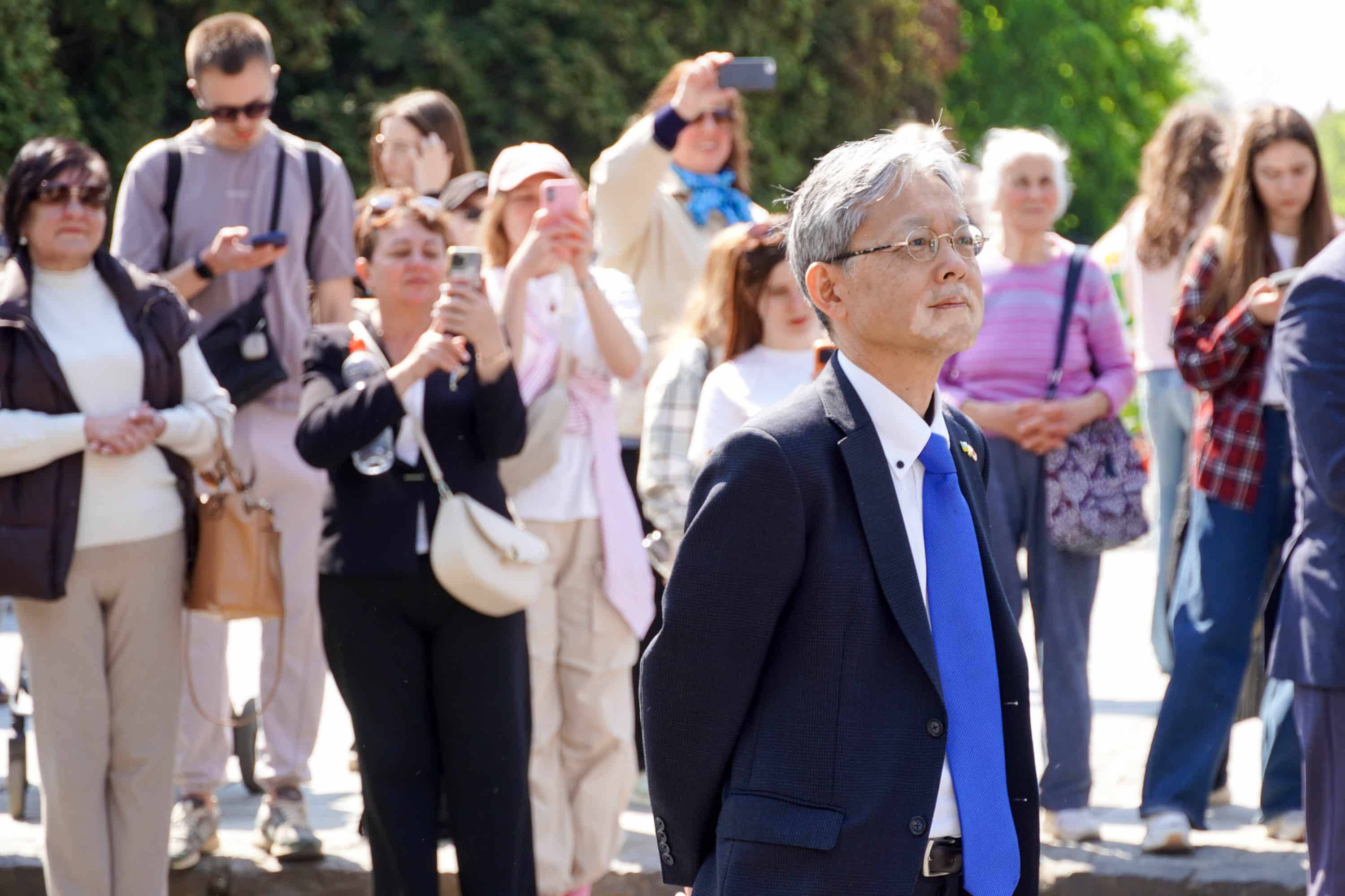 Офіційно «Сакура Фест» в Ужгороді стартував: його відкрив Надзвичайний і Повноважний Посол Японії в Україні Масаші Накаґоме разом із міським головою Богданом Андріївим