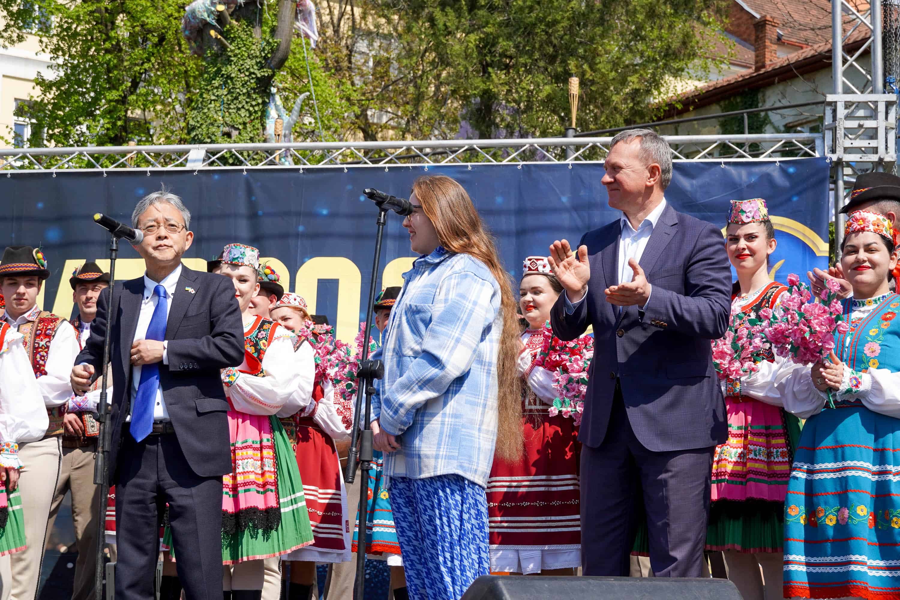Офіційно «Сакура Фест» в Ужгороді стартував: його відкрив Надзвичайний і Повноважний Посол Японії в Україні Масаші Накаґоме разом із міським головою Богданом Андріївим