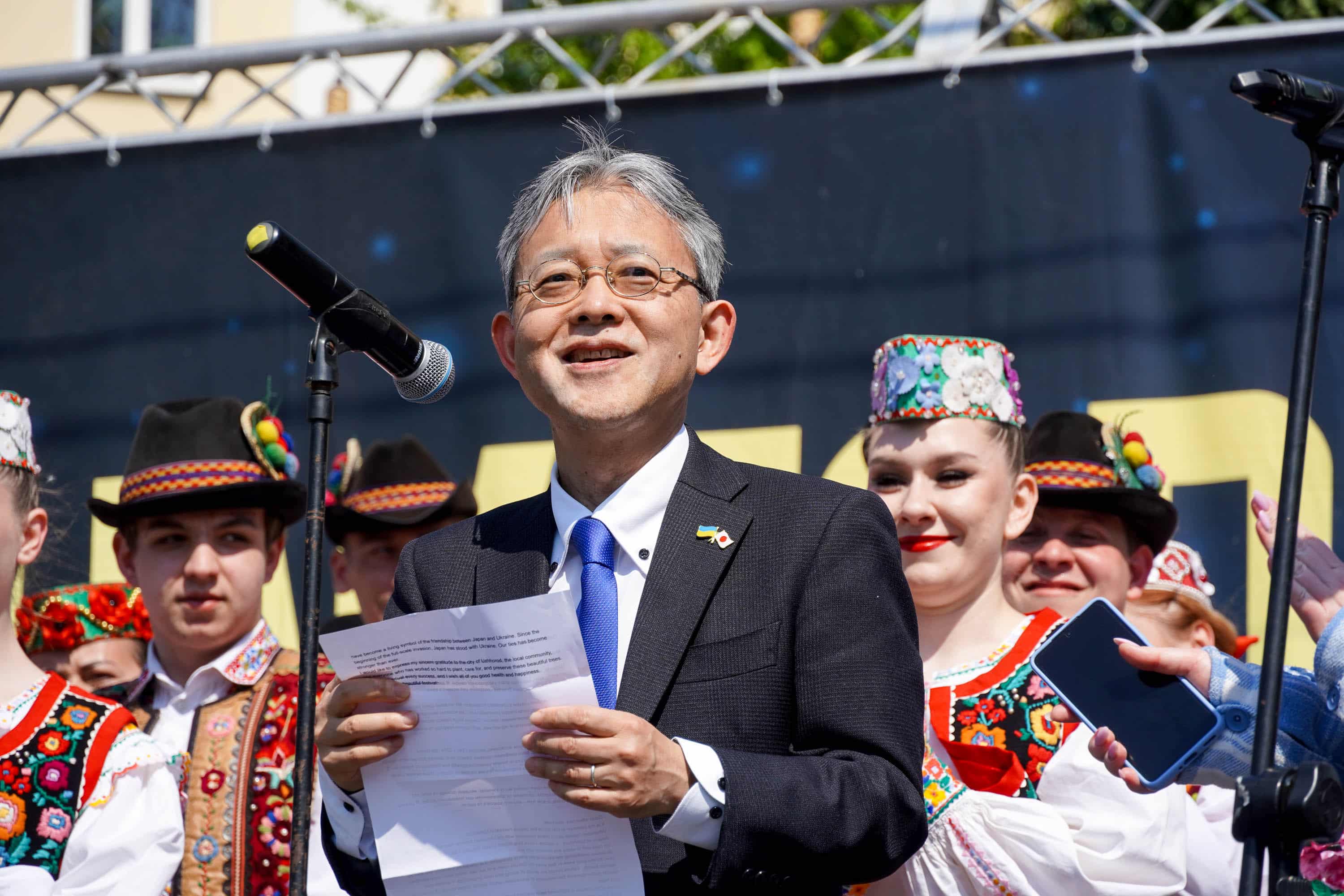 Офіційно «Сакура Фест» в Ужгороді стартував: його відкрив Надзвичайний і Повноважний Посол Японії в Україні Масаші Накаґоме разом із міським головою Богданом Андріївим