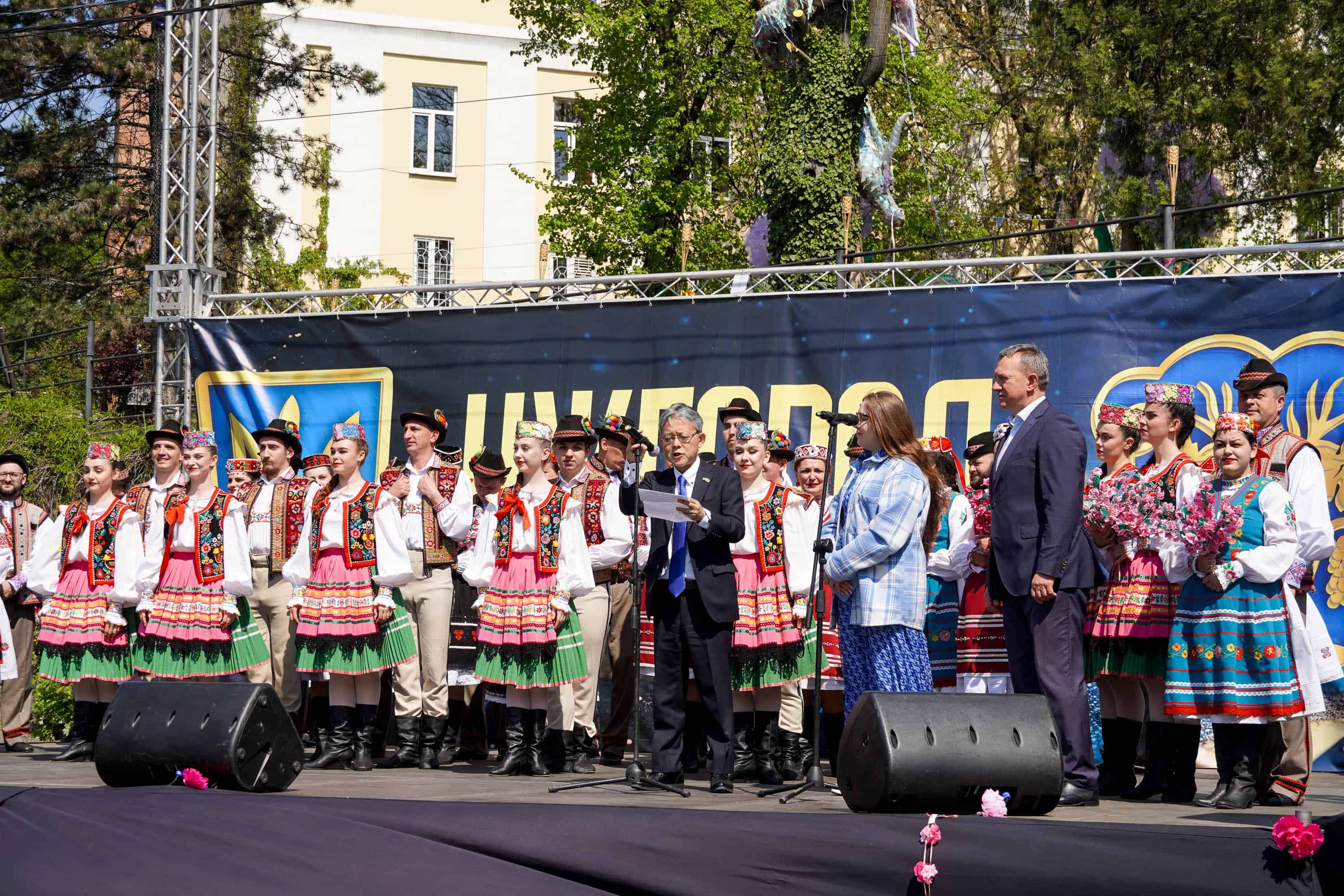 Офіційно «Сакура Фест» в Ужгороді стартував: його відкрив Надзвичайний і Повноважний Посол Японії в Україні Масаші Накаґоме разом із міським головою Богданом Андріївим