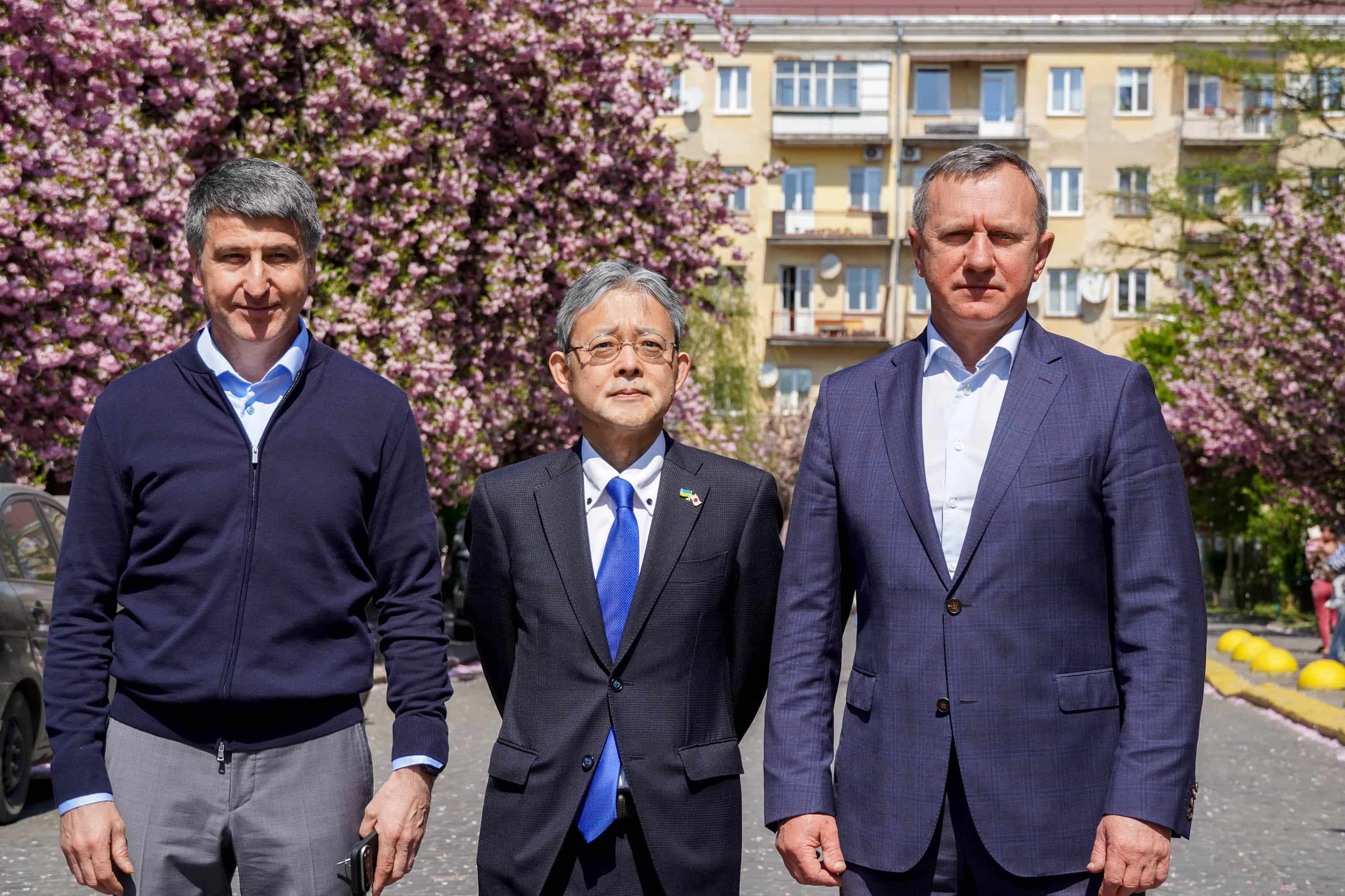 Офіційно «Сакура Фест» в Ужгороді стартував: його відкрив Надзвичайний і Повноважний Посол Японії в Україні Масаші Накаґоме разом із міським головою Богданом Андріївим