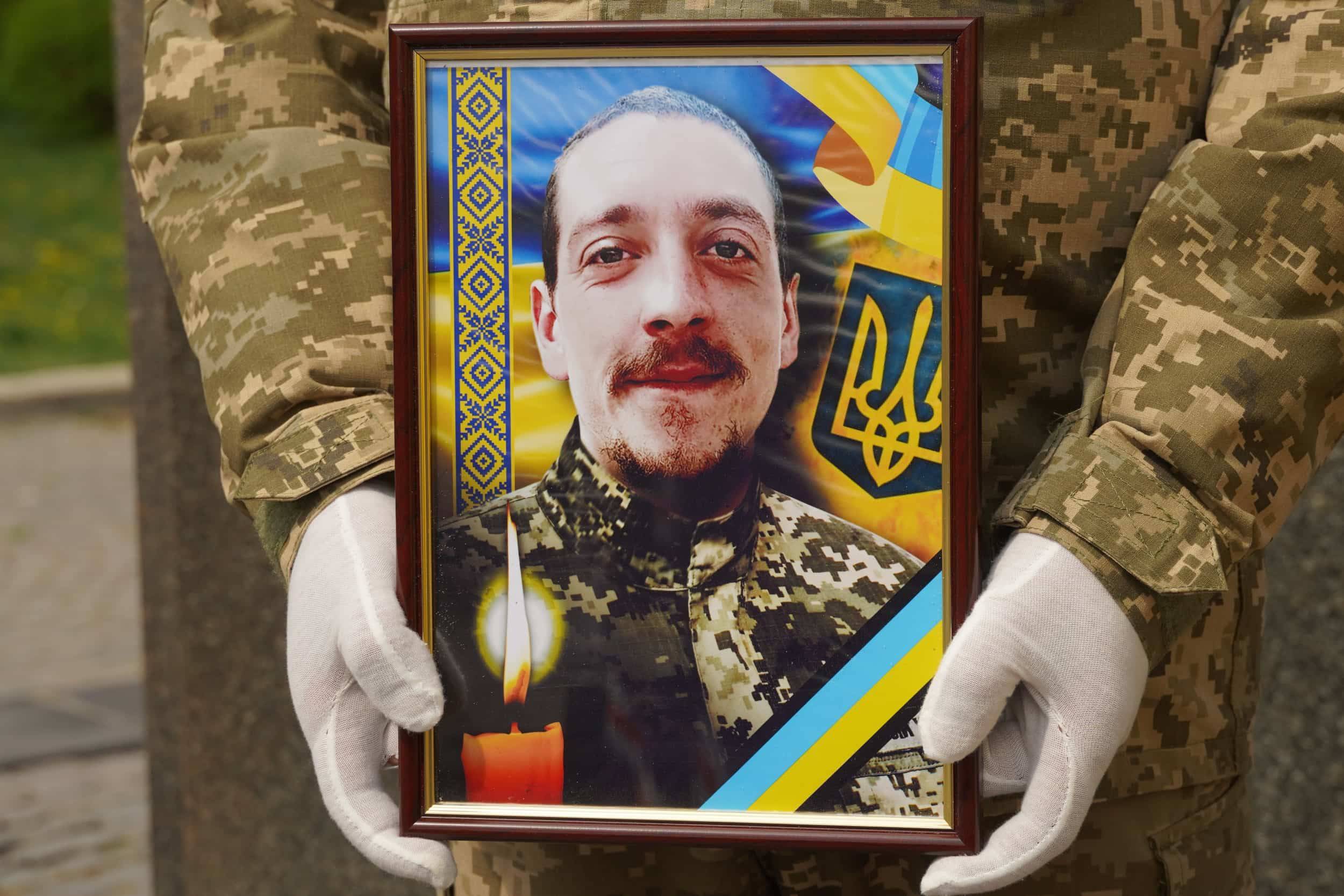 В Ужгороді сьогодні попрощалися із сержантом Андрієм Трещаком