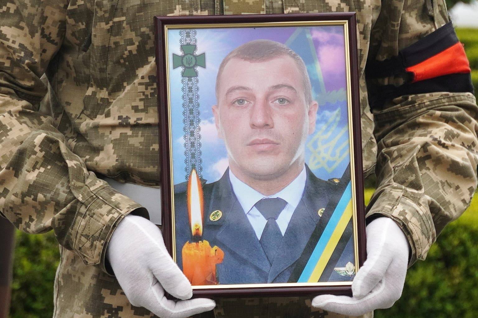 В Ужгороді сьогодні попрощалися із полеглим прикордонником, молодшим сержантом Романом Самолюком