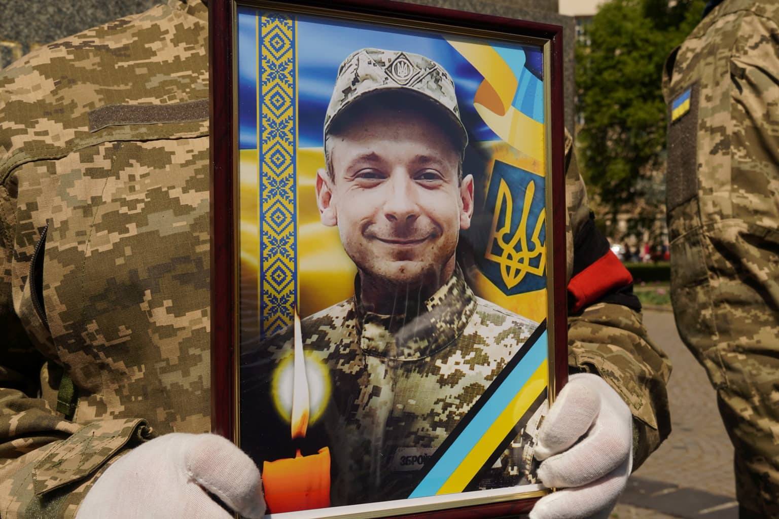 До рідного Ужгорода на щиті повернувся солдат Владислав Шитіхін – 33-річний командир 3-го аеромобільного відділення аеромобільного батальйону 82 окремої десантно-штурмової бригади