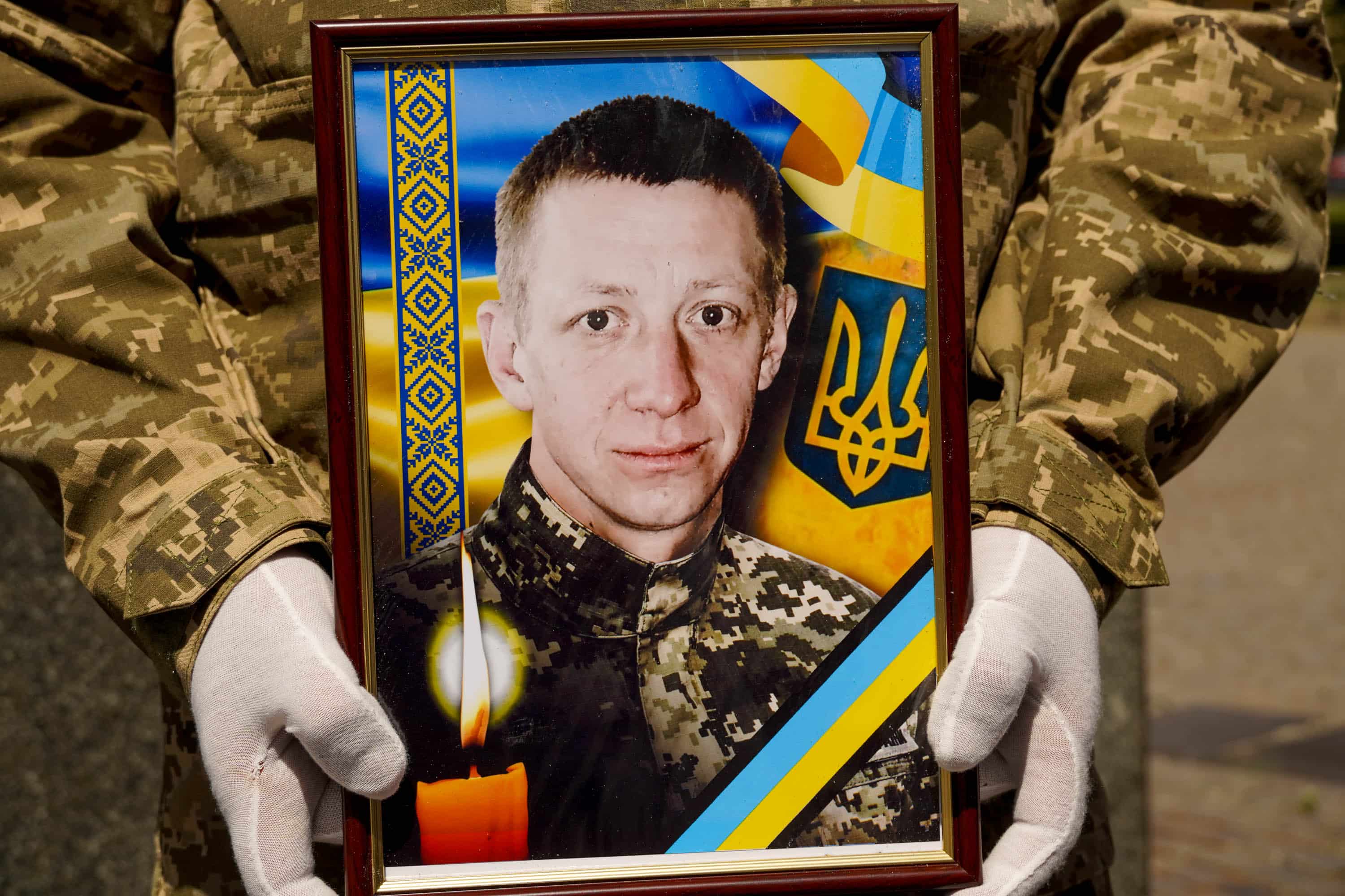 Ужгород сьогодні попрощався зі ще одним захисником – 40-річним солдатом Артуром Каташинським