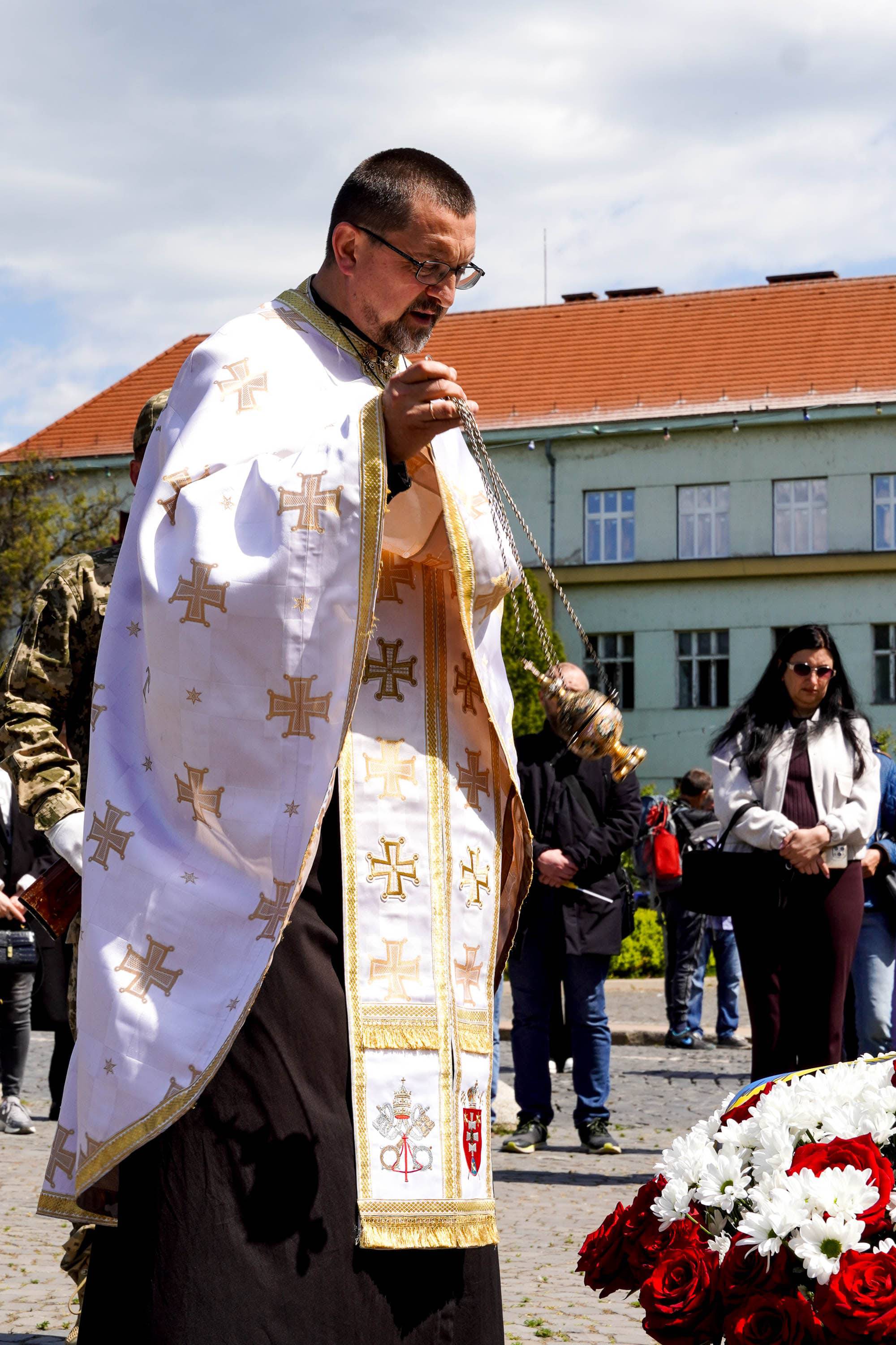 Ужгород сьогодні попрощався зі ще одним захисником – 40-річним солдатом Артуром Каташинським