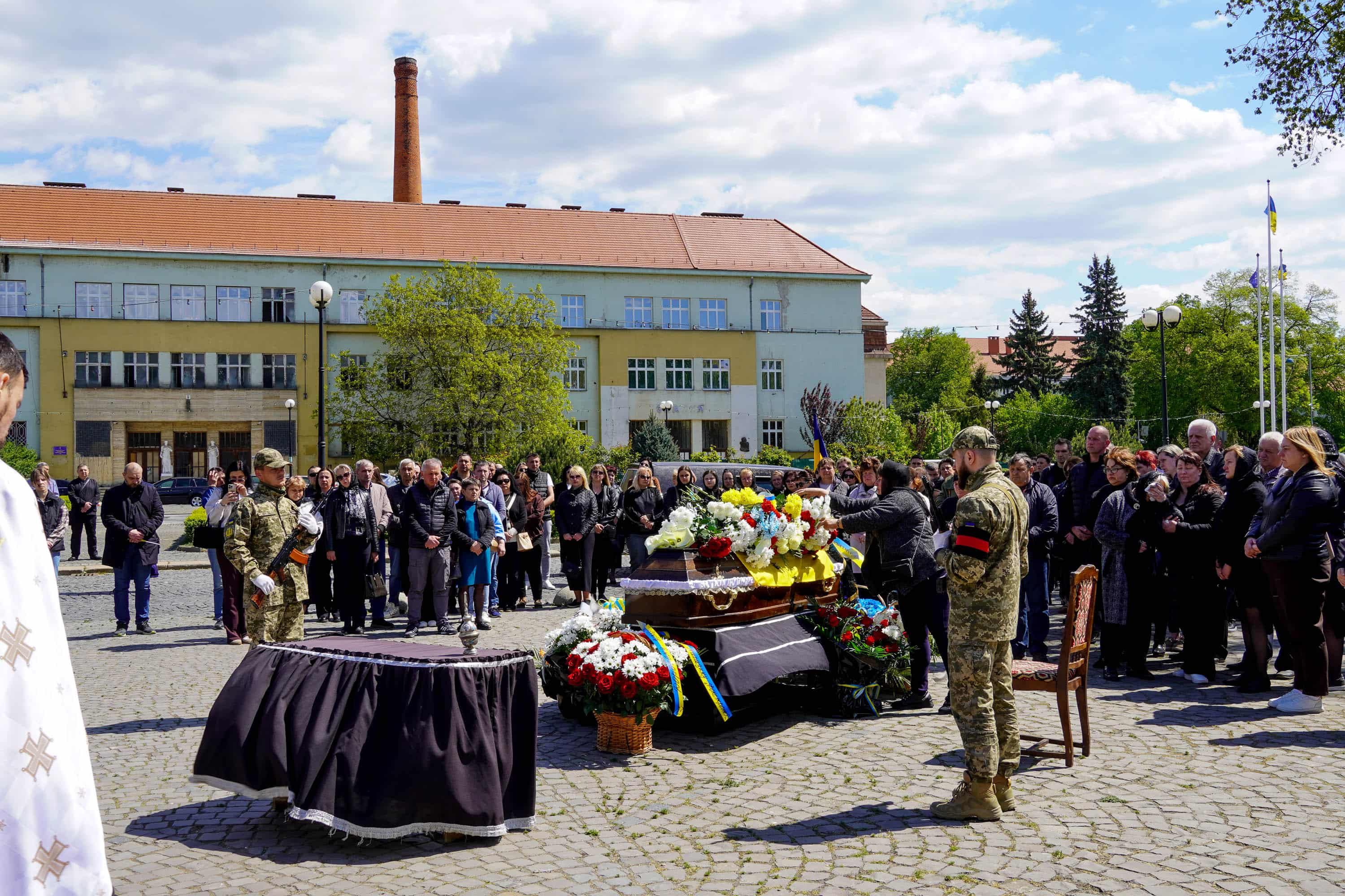 Ужгород сьогодні попрощався зі ще одним захисником – 40-річним солдатом Артуром Каташинським