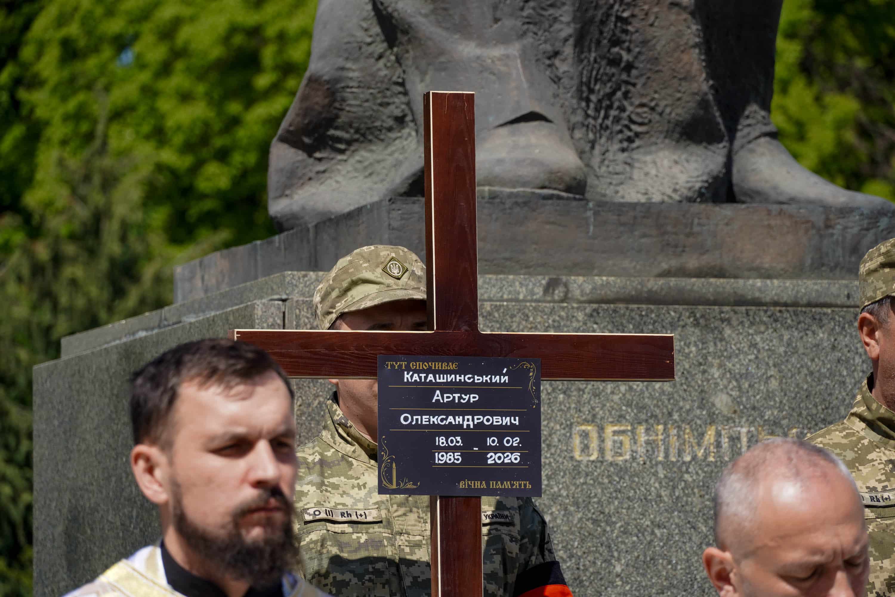 Ужгород сьогодні попрощався зі ще одним захисником – 40-річним солдатом Артуром Каташинським