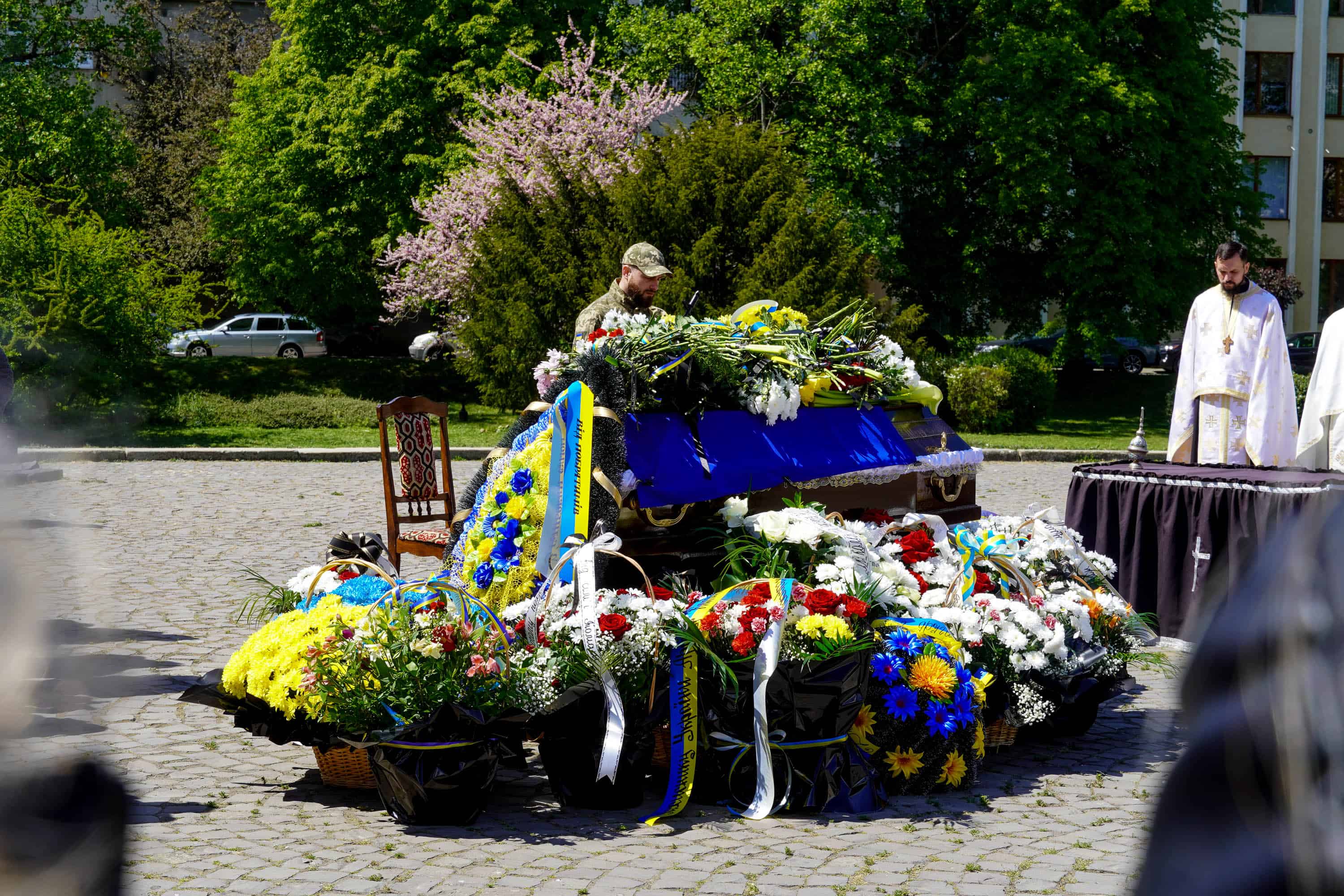 Ужгород сьогодні попрощався зі ще одним захисником – 40-річним солдатом Артуром Каташинським