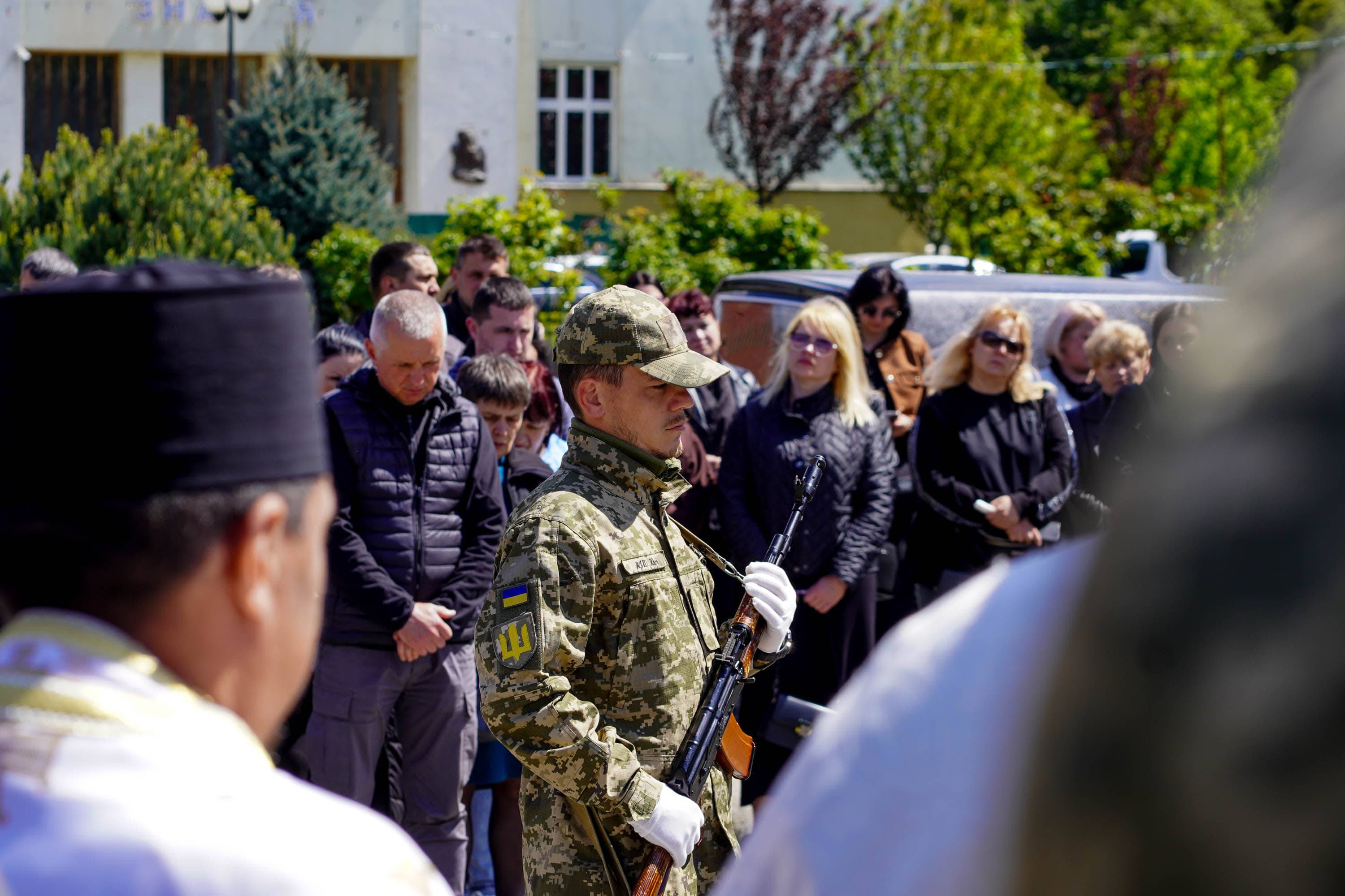 Ужгород сьогодні попрощався зі ще одним захисником – 40-річним солдатом Артуром Каташинським