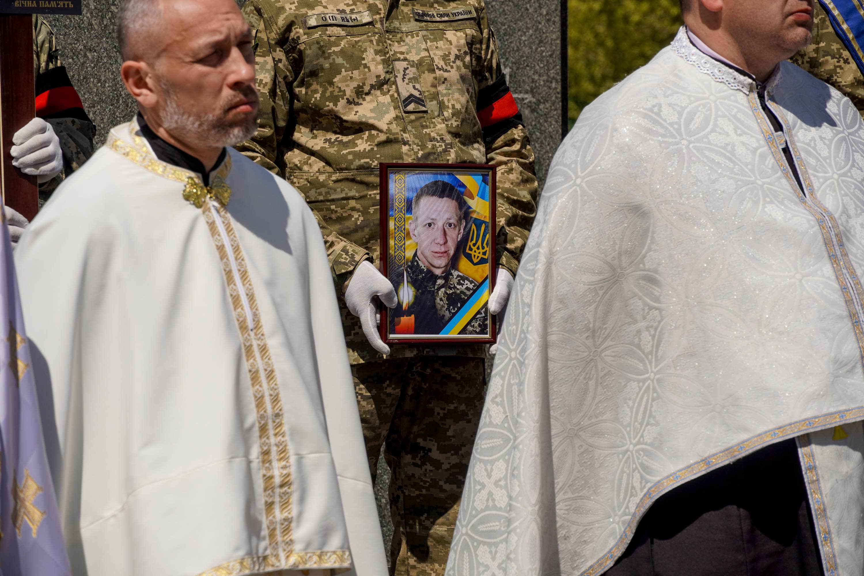 Ужгород сьогодні попрощався зі ще одним захисником – 40-річним солдатом Артуром Каташинським