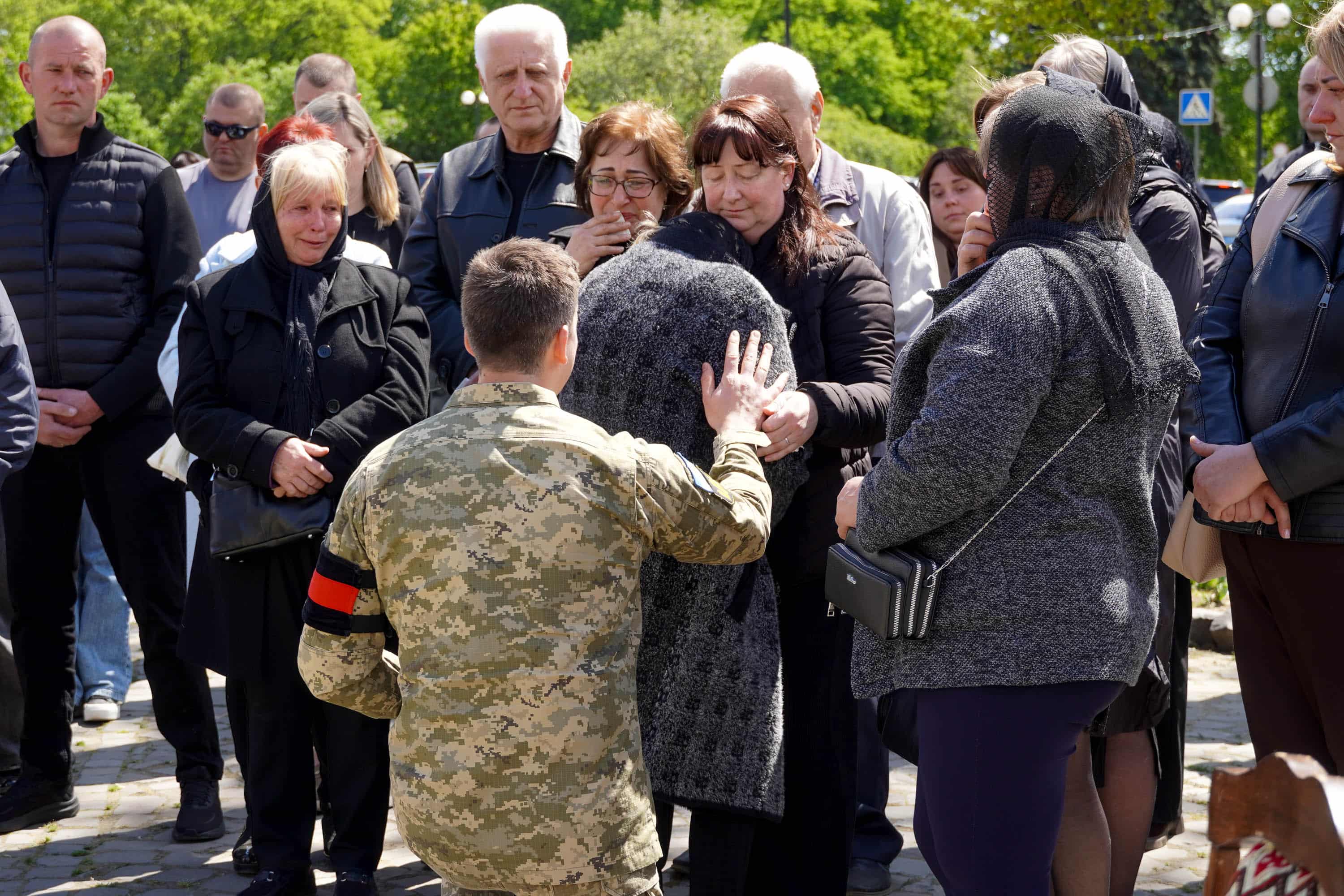Ужгород сьогодні попрощався зі ще одним захисником – 40-річним солдатом Артуром Каташинським