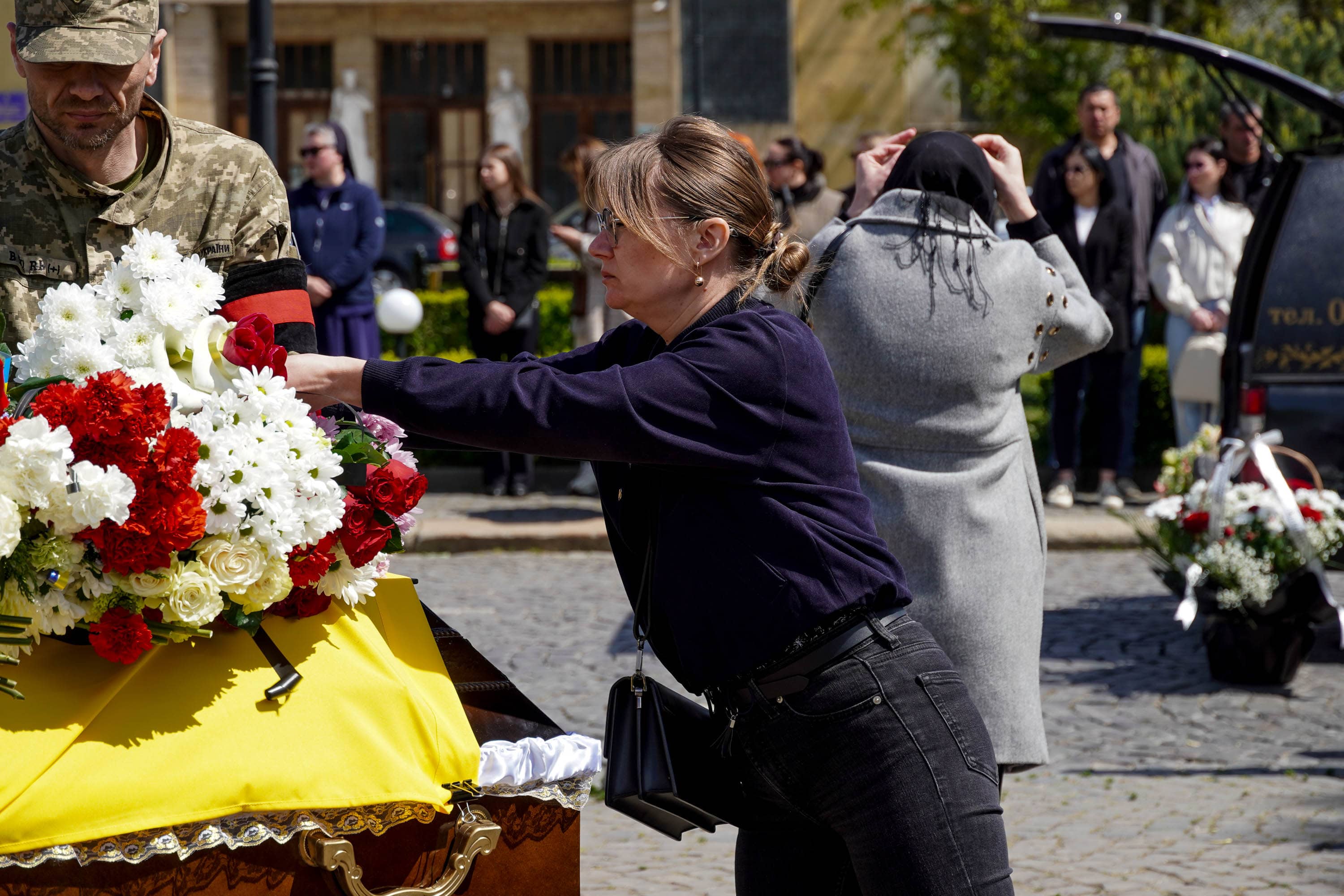 Ужгород сьогодні попрощався зі ще одним захисником – 40-річним солдатом Артуром Каташинським