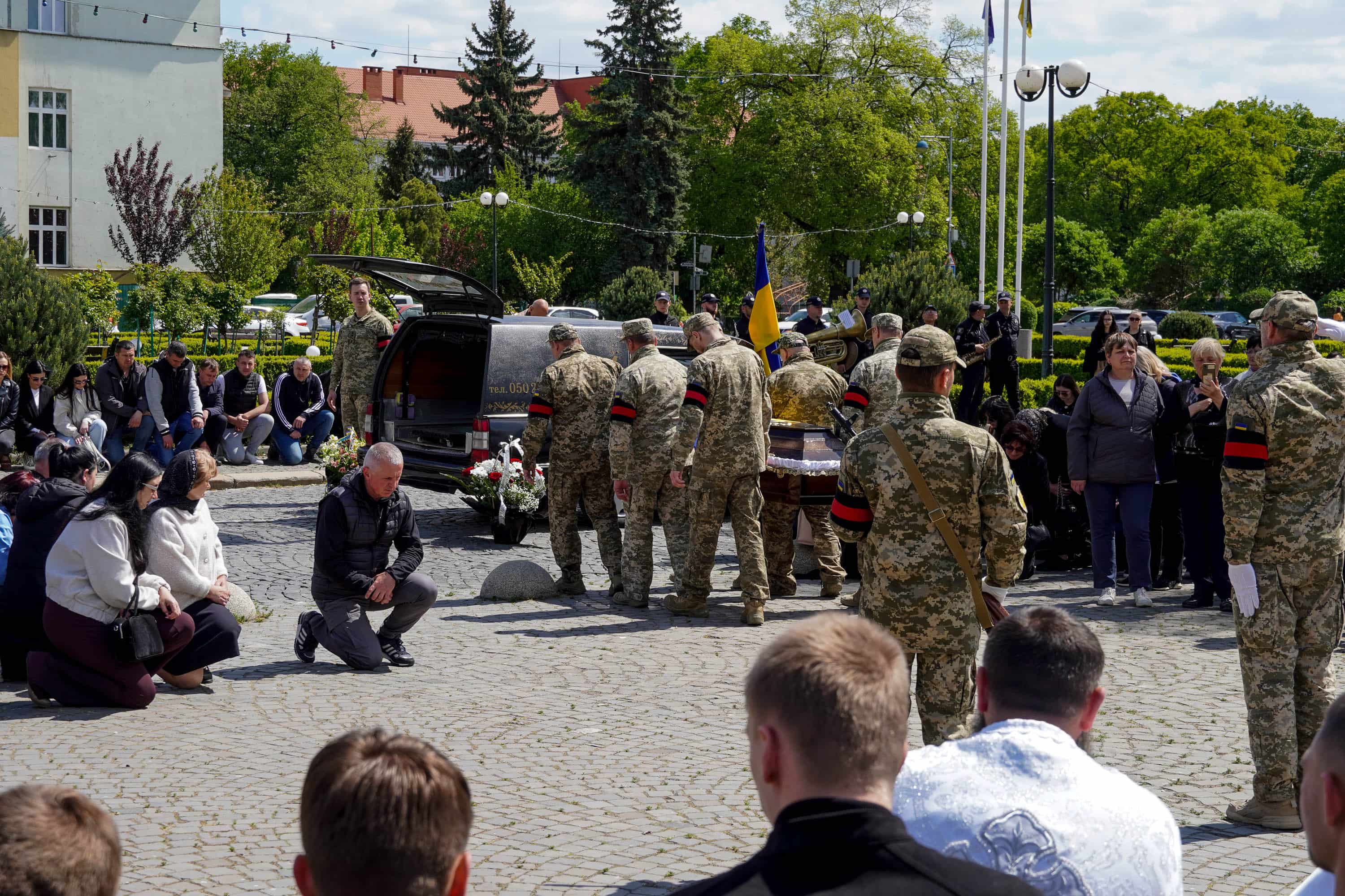 Ужгород сьогодні попрощався зі ще одним захисником – 40-річним солдатом Артуром Каташинським