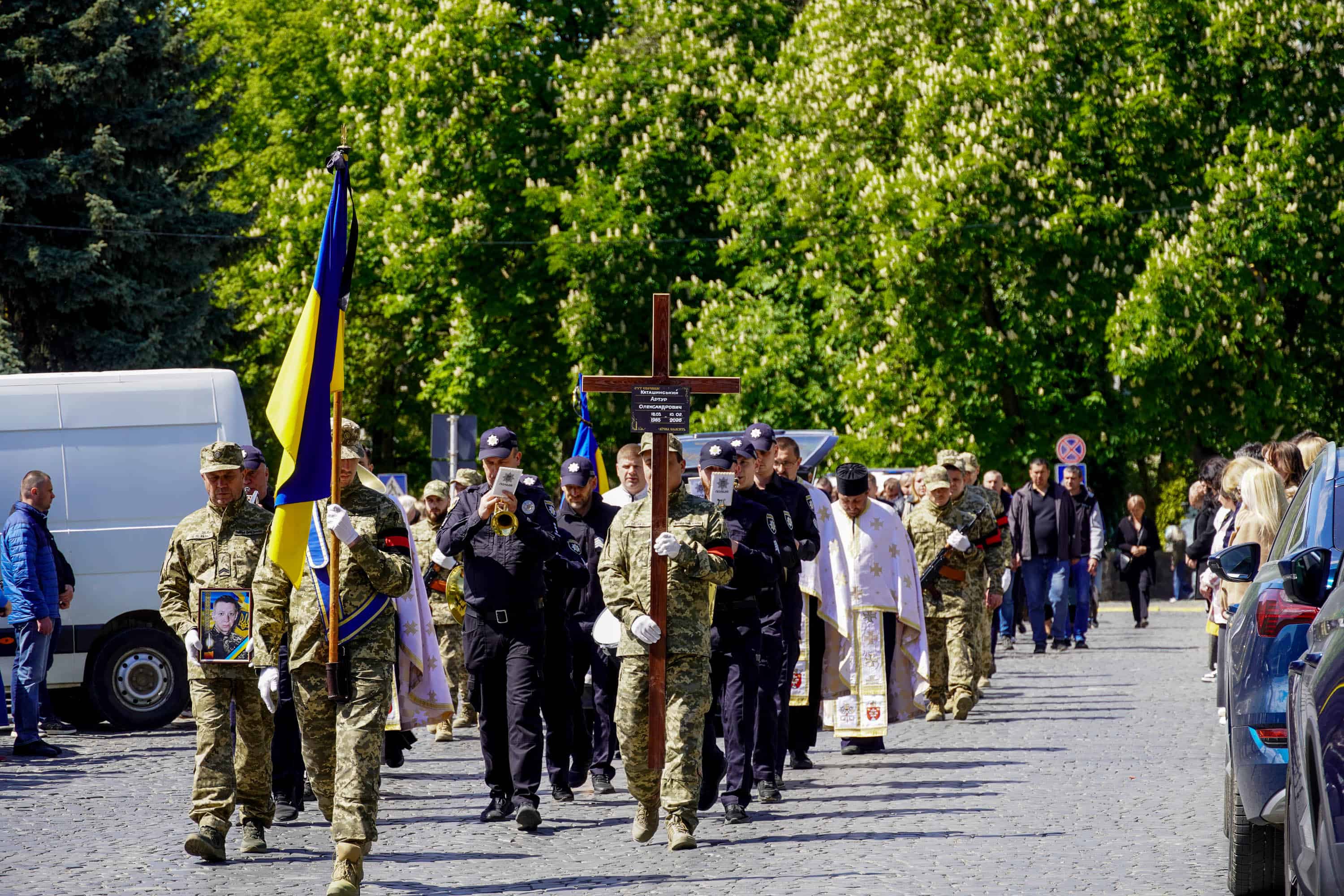 Ужгород сьогодні попрощався зі ще одним захисником – 40-річним солдатом Артуром Каташинським