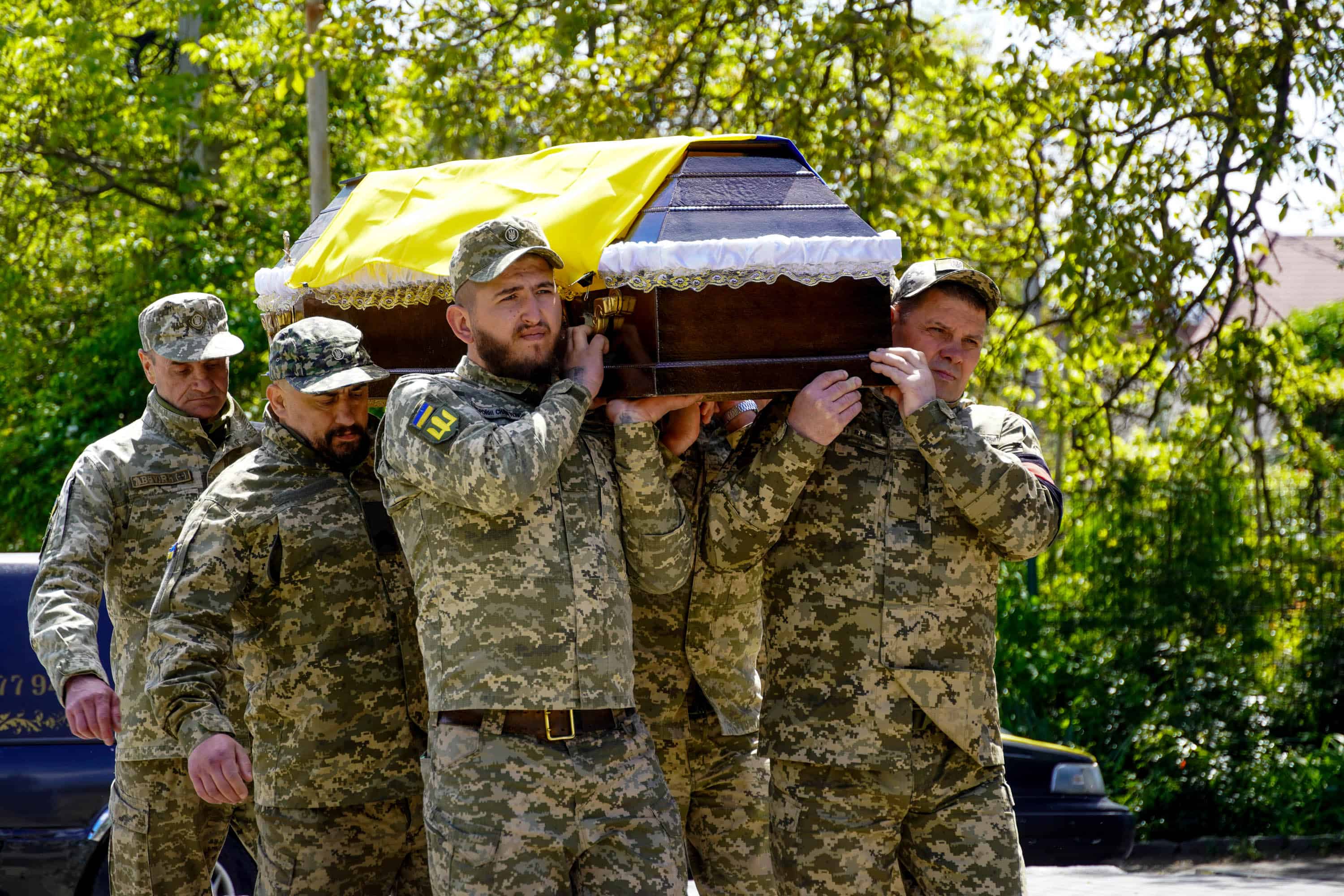 Ужгород сьогодні попрощався зі ще одним захисником – 40-річним солдатом Артуром Каташинським