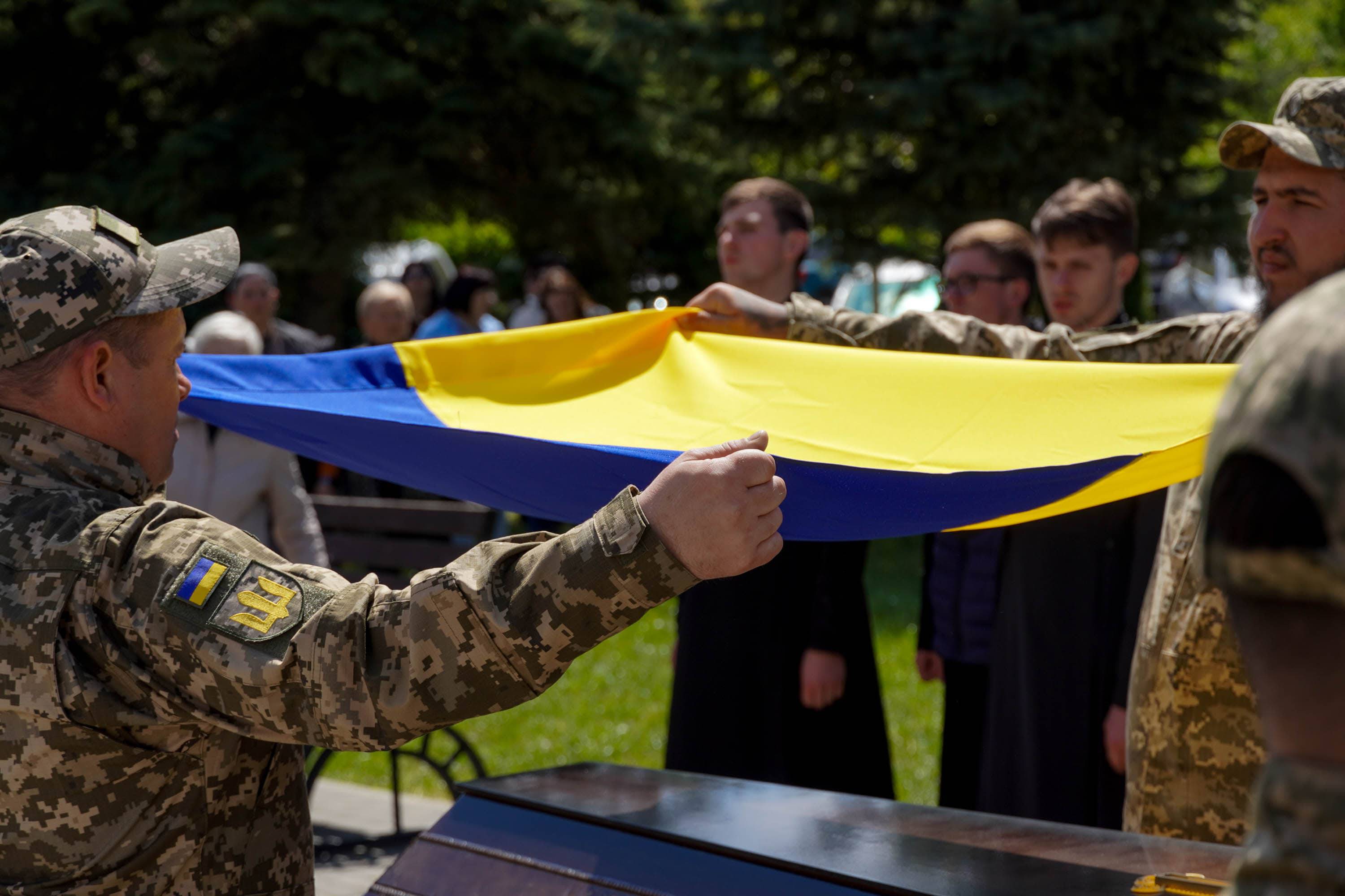 Ужгород сьогодні попрощався зі ще одним захисником – 40-річним солдатом Артуром Каташинським