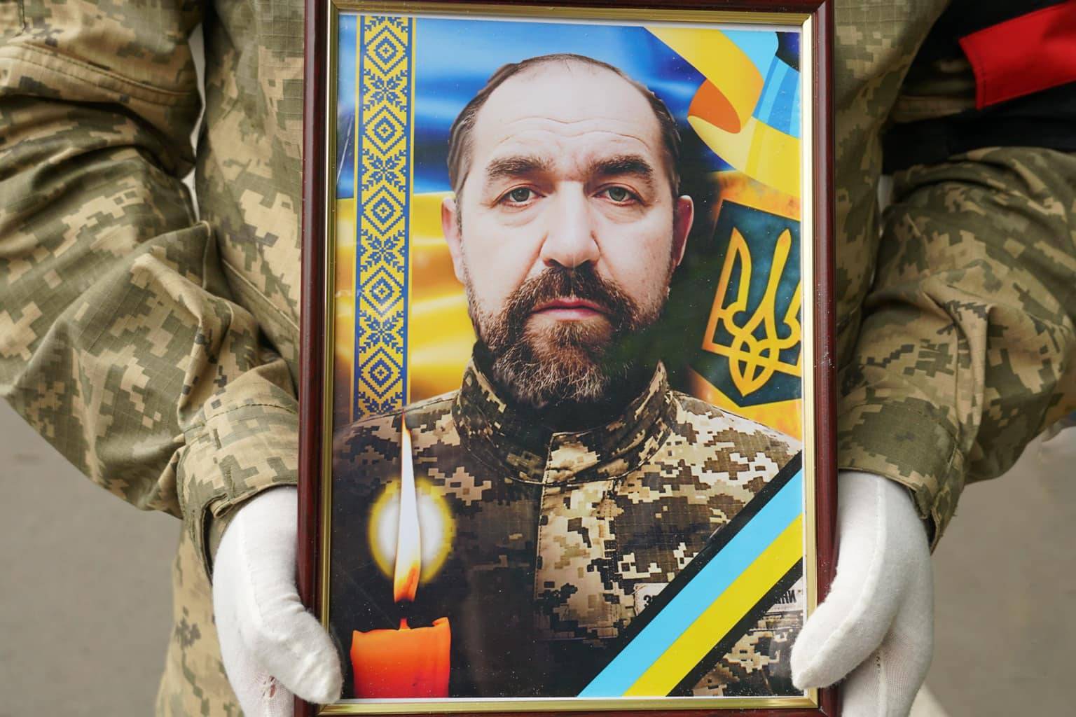 Майже рік вважався зниклим безвісти: Ужгород сьогодні прощався із захисником, 52-річним солдатом Володимиром Тарапатою