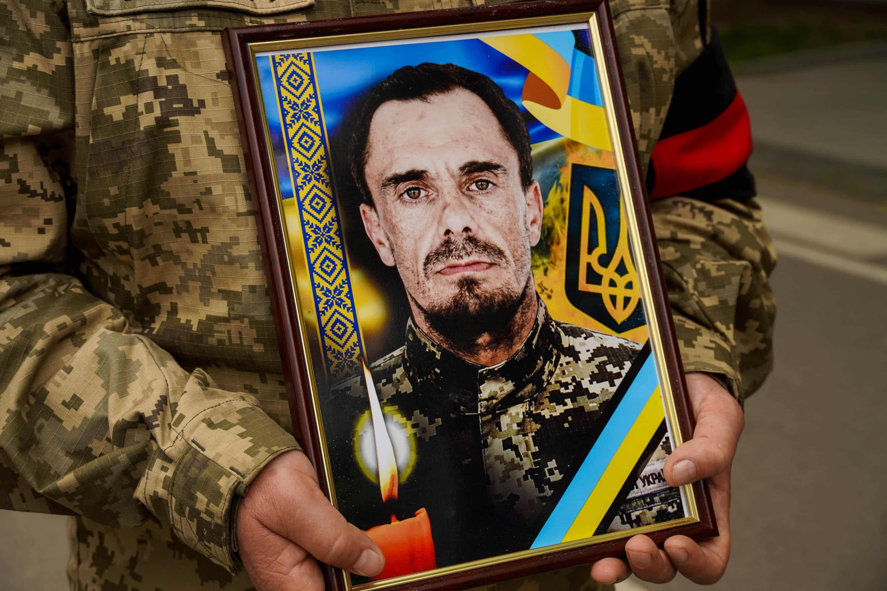 В Ужгороді сьогодні провели в останню земну дорогу 44-річного солдата Олександра Склярова