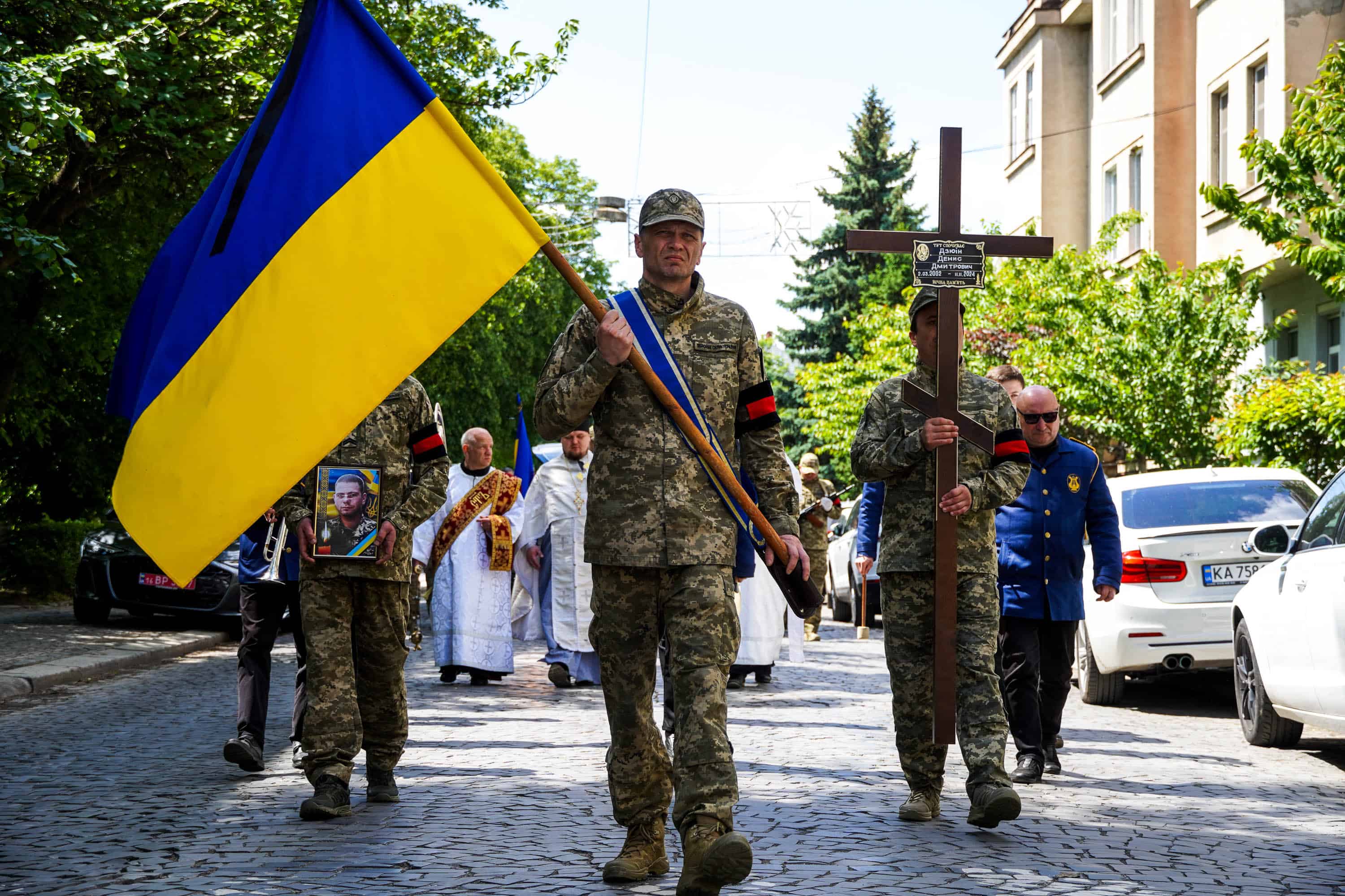Зі ще одним захисником сьогодні попрощалися в Ужгороді – 22-річним солдатом Денисом Дзюіним