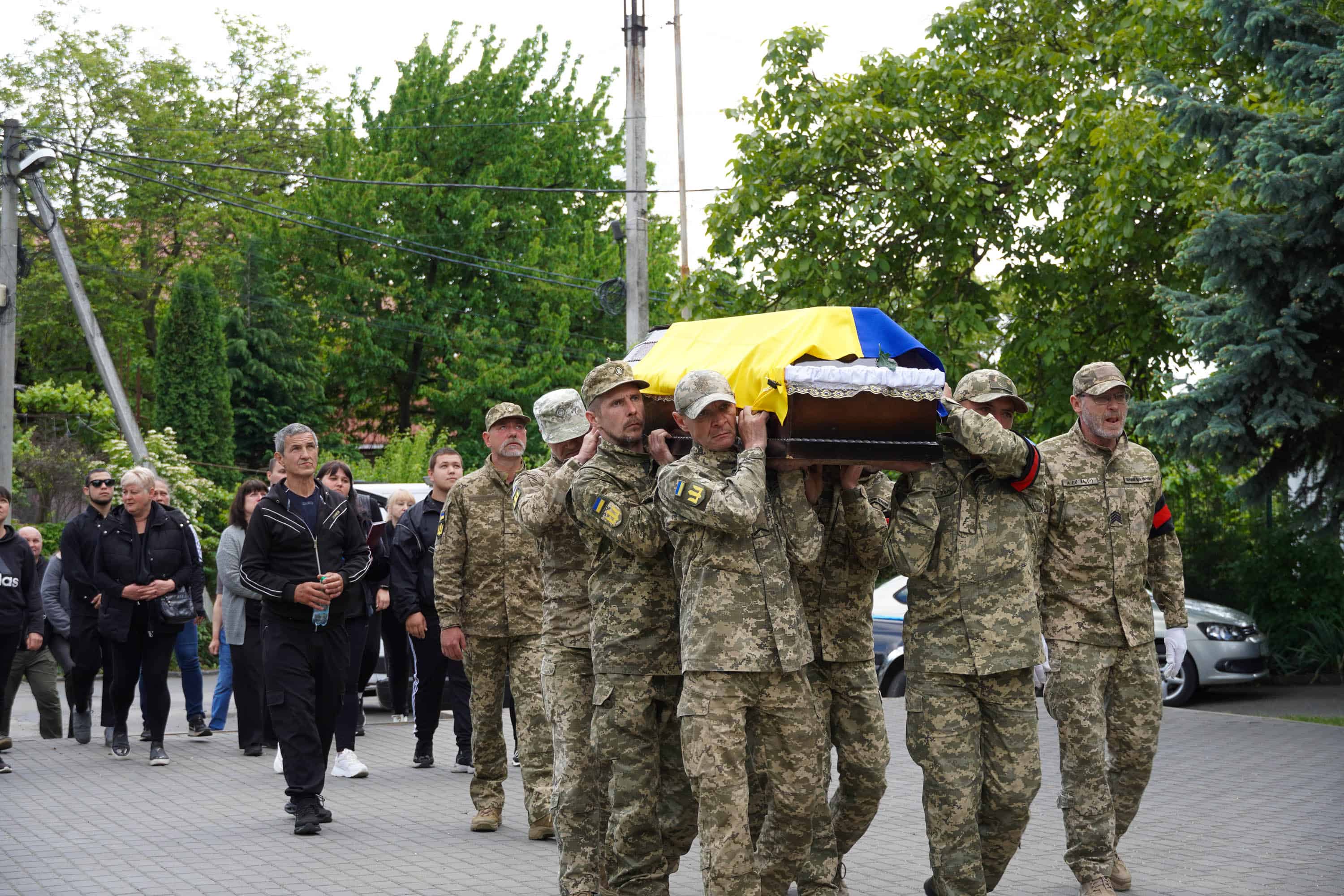 Зі ще одним захисником сьогодні попрощалися в Ужгороді – 22-річним солдатом Денисом Дзюіним