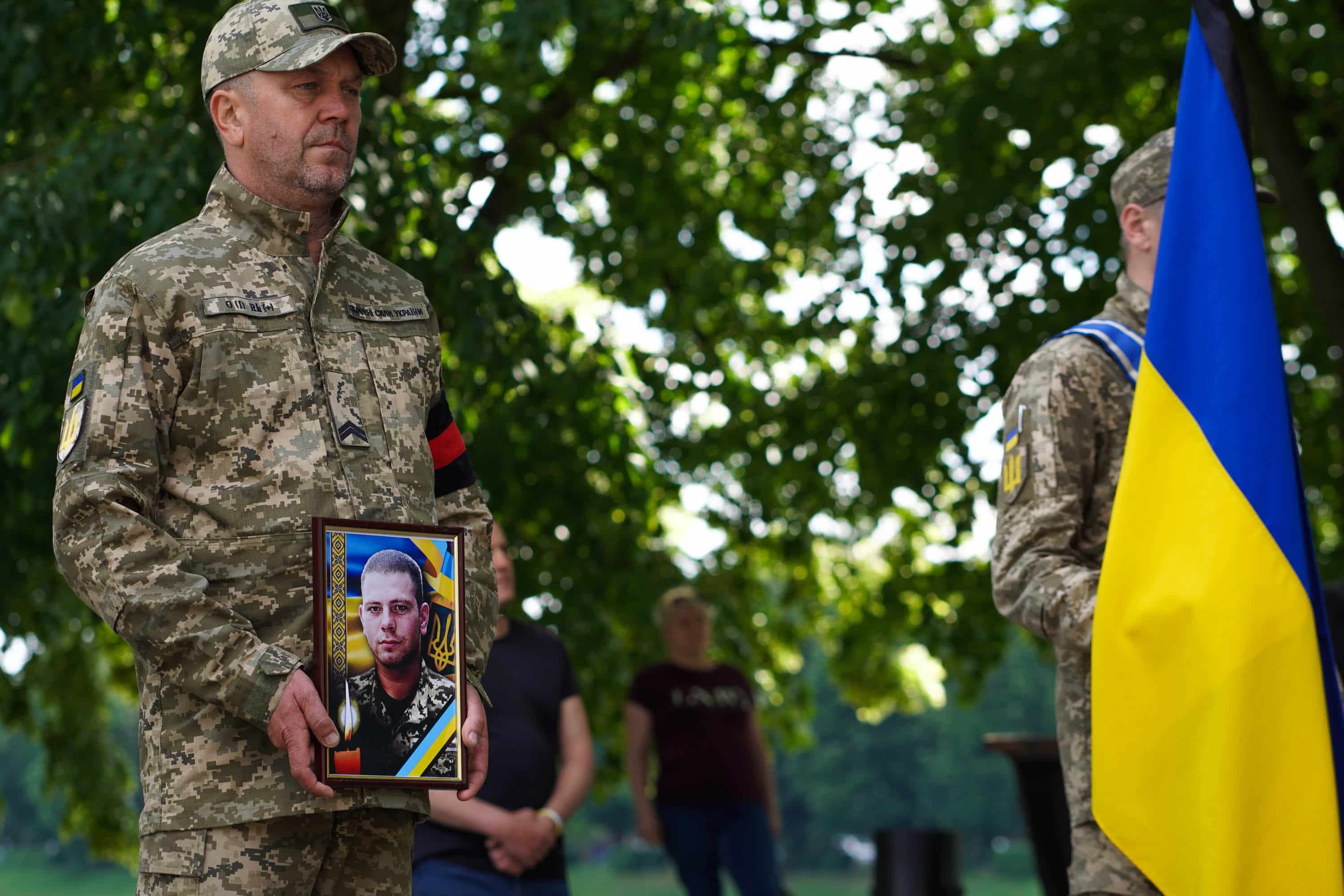 Зі ще одним захисником сьогодні попрощалися в Ужгороді – 22-річним солдатом Денисом Дзюіним