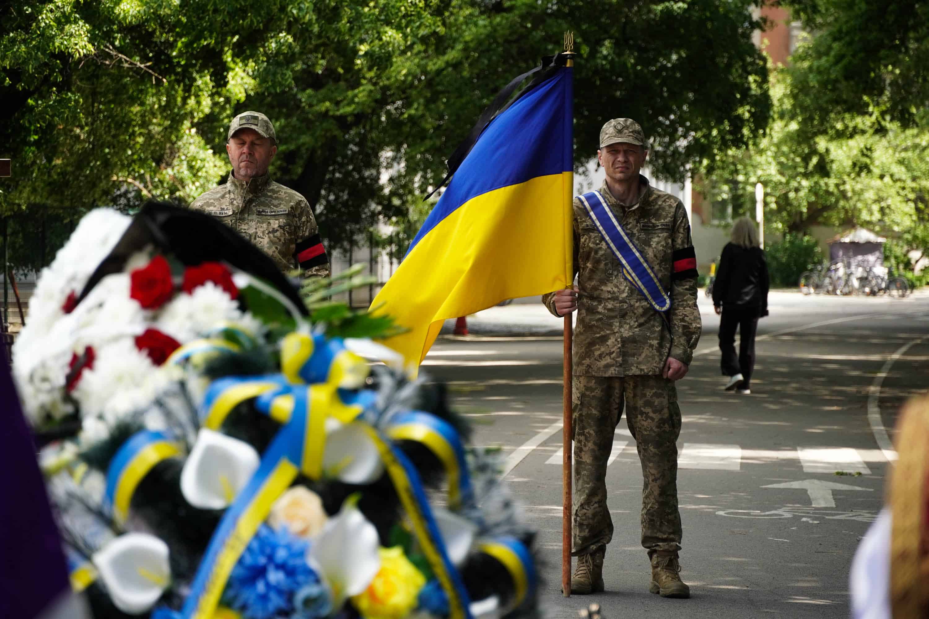 Зі ще одним захисником сьогодні попрощалися в Ужгороді – 22-річним солдатом Денисом Дзюіним