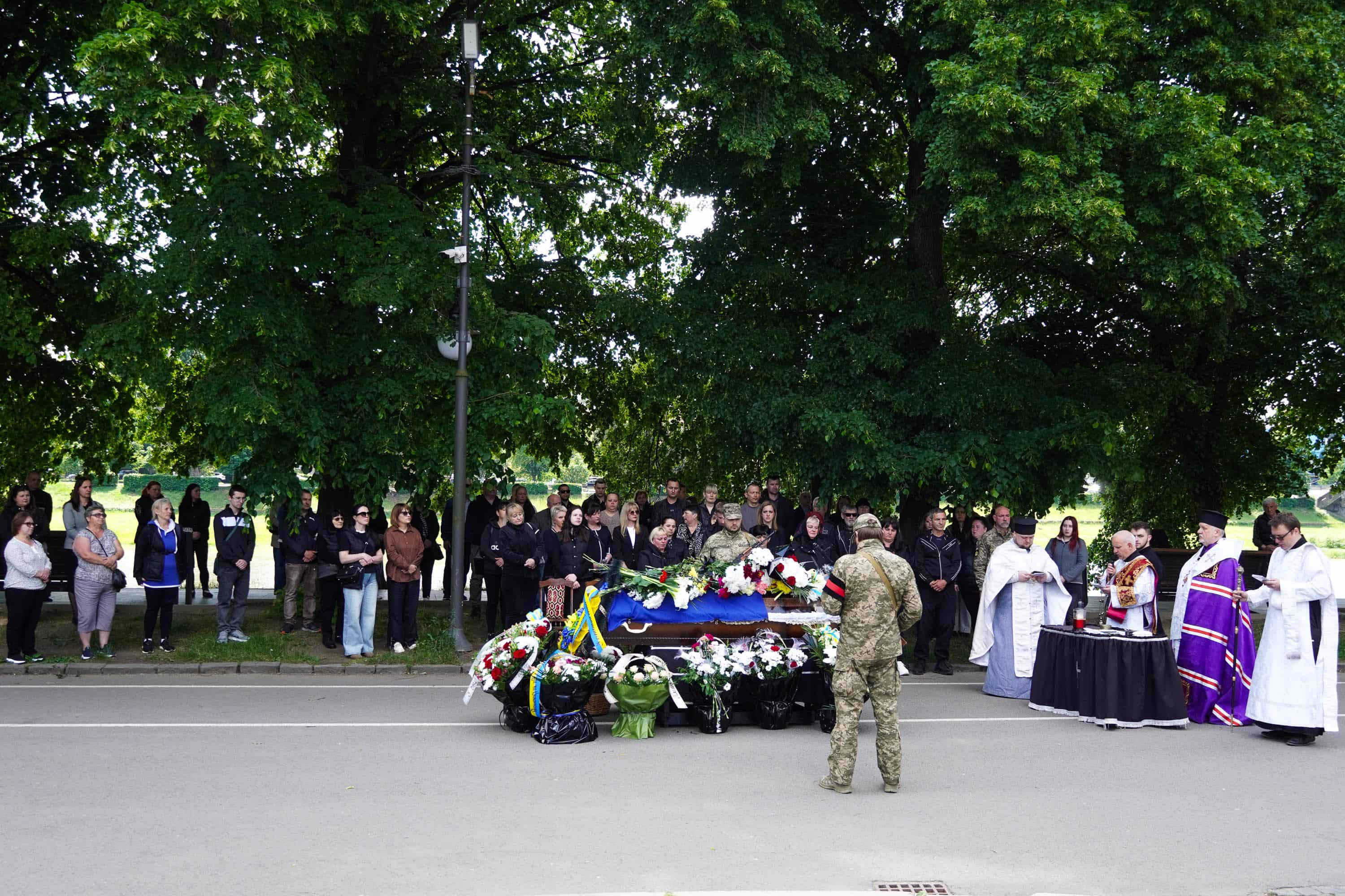 Зі ще одним захисником сьогодні попрощалися в Ужгороді – 22-річним солдатом Денисом Дзюіним