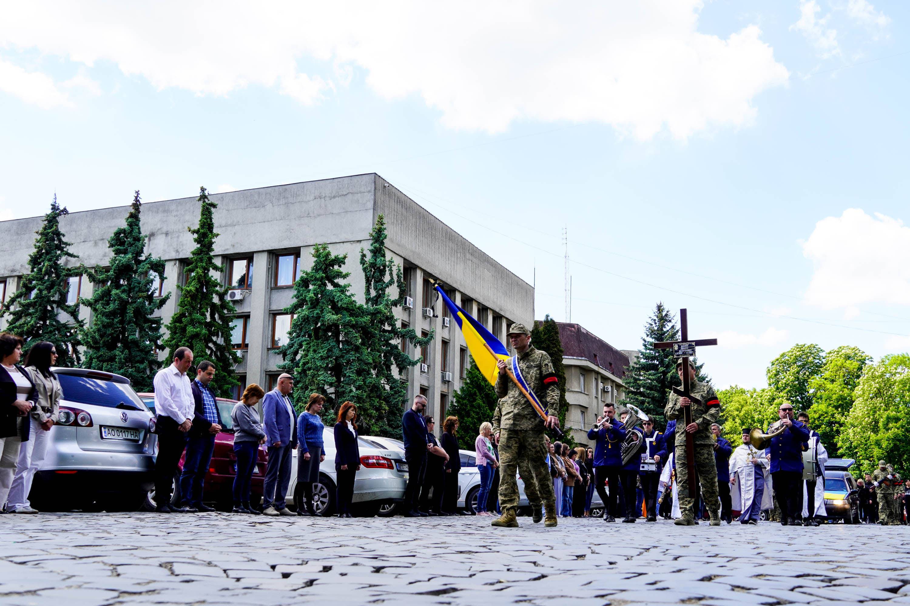 Зі ще одним захисником сьогодні попрощалися в Ужгороді – 22-річним солдатом Денисом Дзюіним