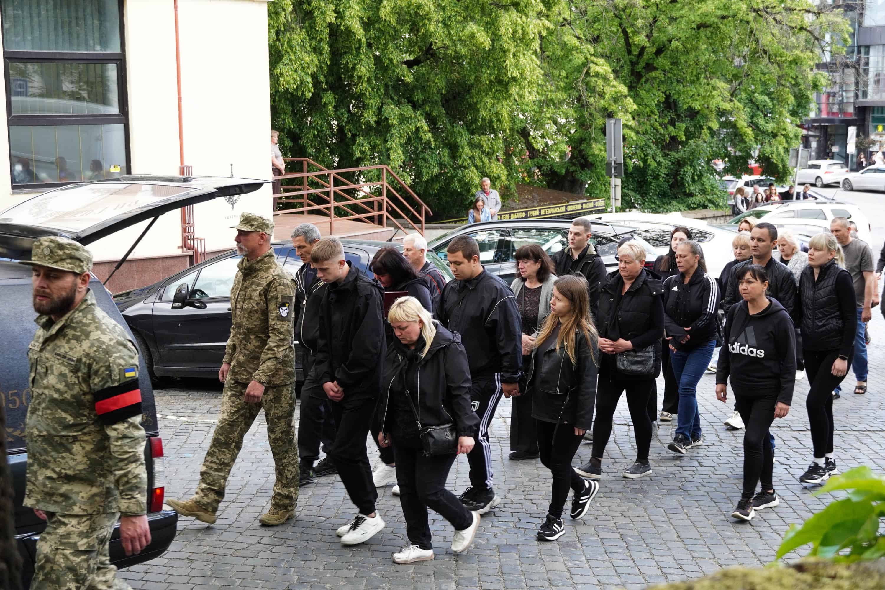 Зі ще одним захисником сьогодні попрощалися в Ужгороді – 22-річним солдатом Денисом Дзюіним