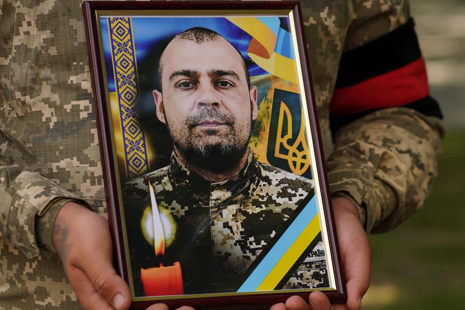 Ужгород попрощався нині зі ще одним захисником – 43-річним солдатом Едуардом Голяком
