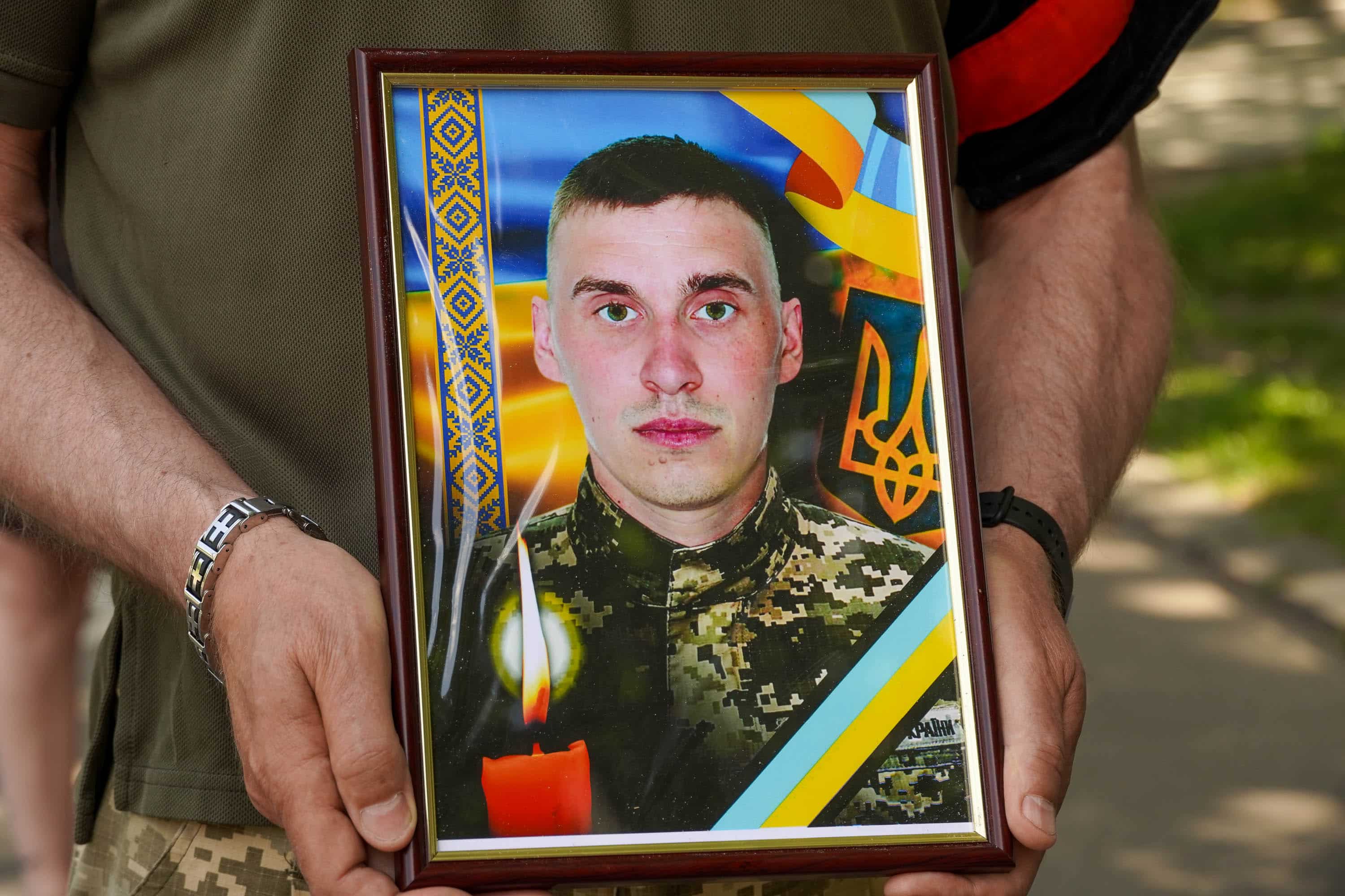 Понад півтора року сімʼя чекала на повернення свого захисника: Ужгород нині попрощався з 35-річним солдатом Михайлом Тіщенком