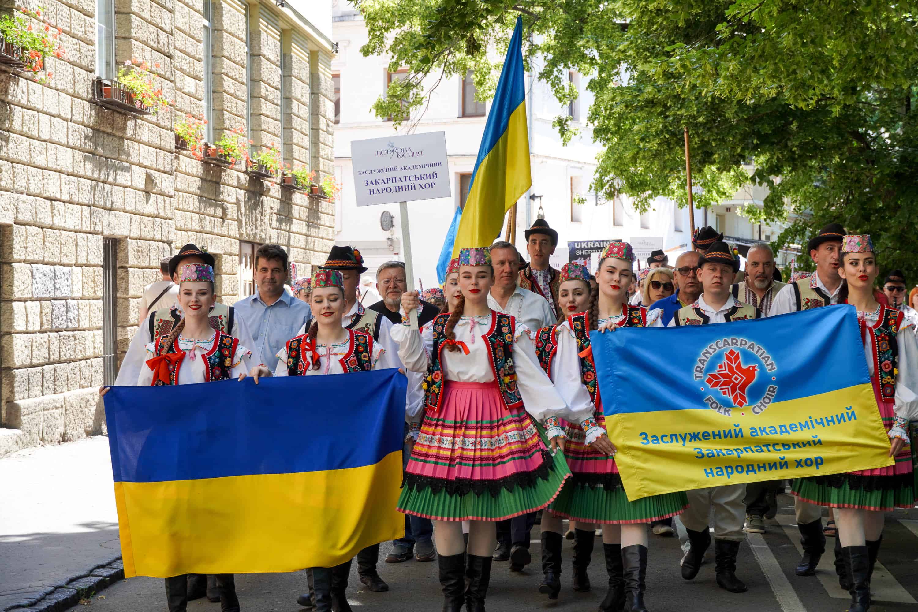 Центром Ужгорода пройшла урочиста хода учасників фестивалю «Шовкова косиця»
