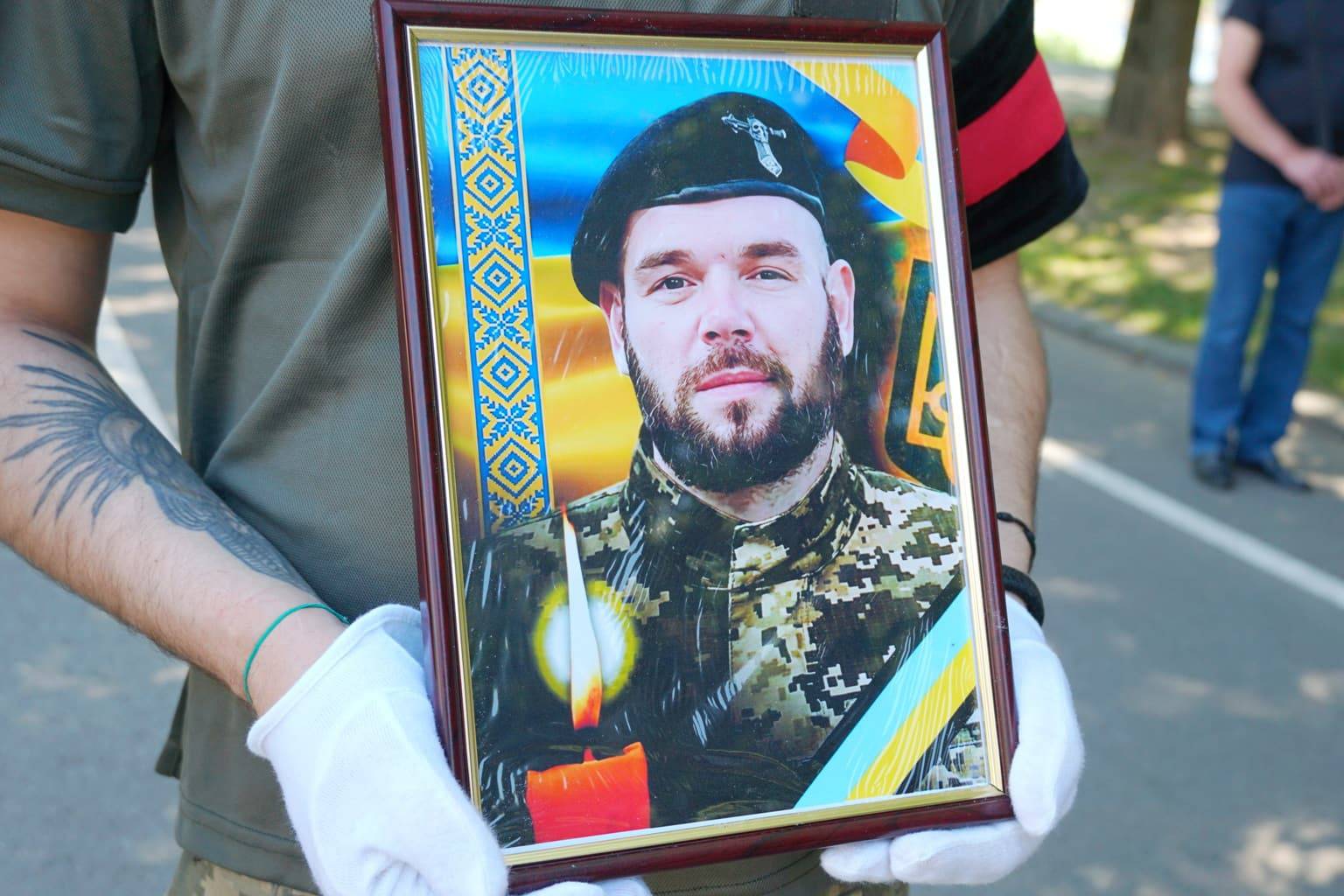 В останню дорогу провели сьогодні ще одного нашого захисника – 38-річного солдата Віктора Дяківа