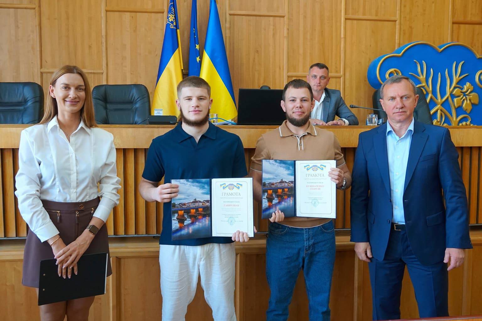 За високі досягнення ужгородських спортсменів та їхніх наставників на змаганнях різних рангів грамотами Ужгородської міської ради нагородили представників місцевої школи боксу