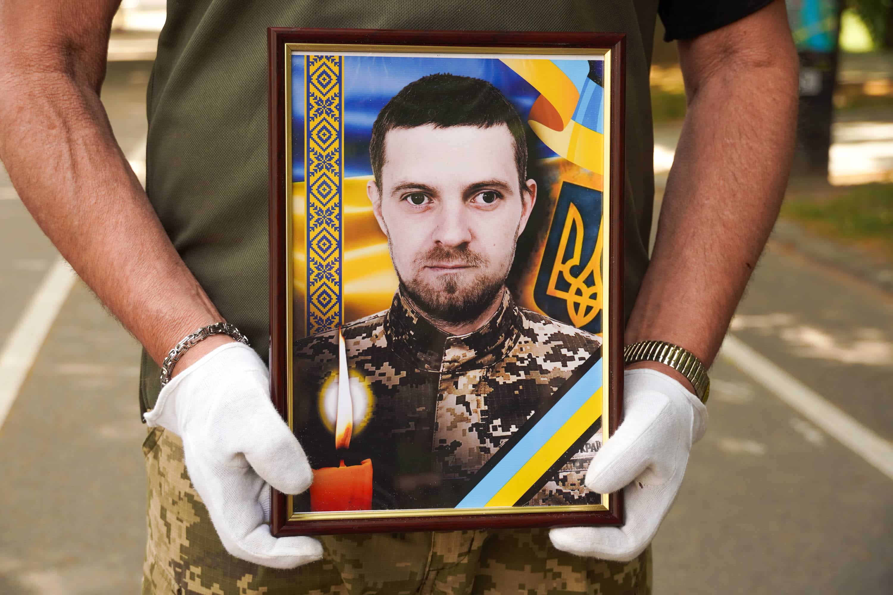 Ужгород сьогодні попрощався із захисником – 33-річним солдатом Іваном Бабукою