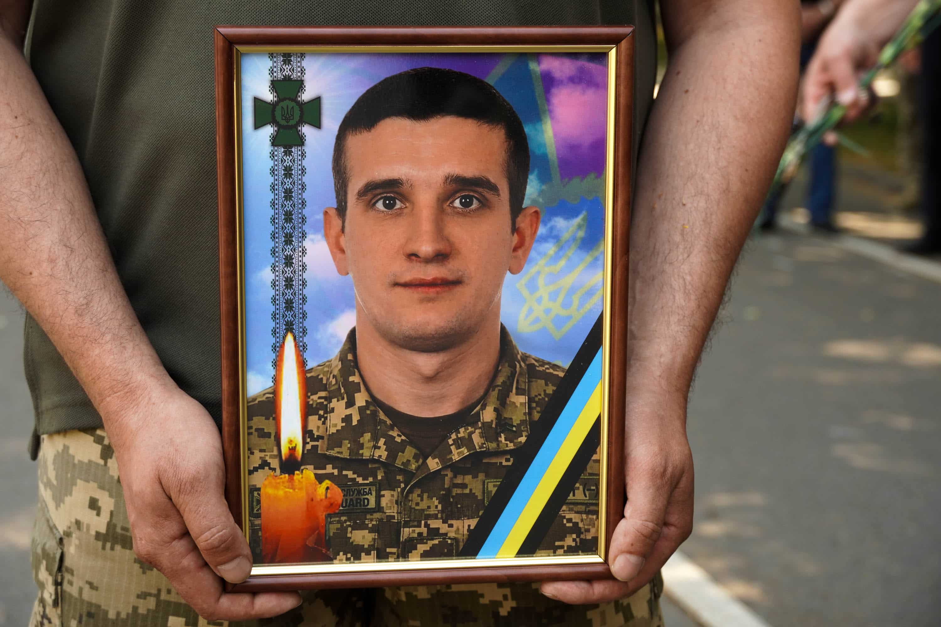Понад 2 роки вважався зниклим безвісти: Ужгород нині попрощався зі ще одним своїм захисником – 32-річним старшим солдатом Ярославом Шляхтою