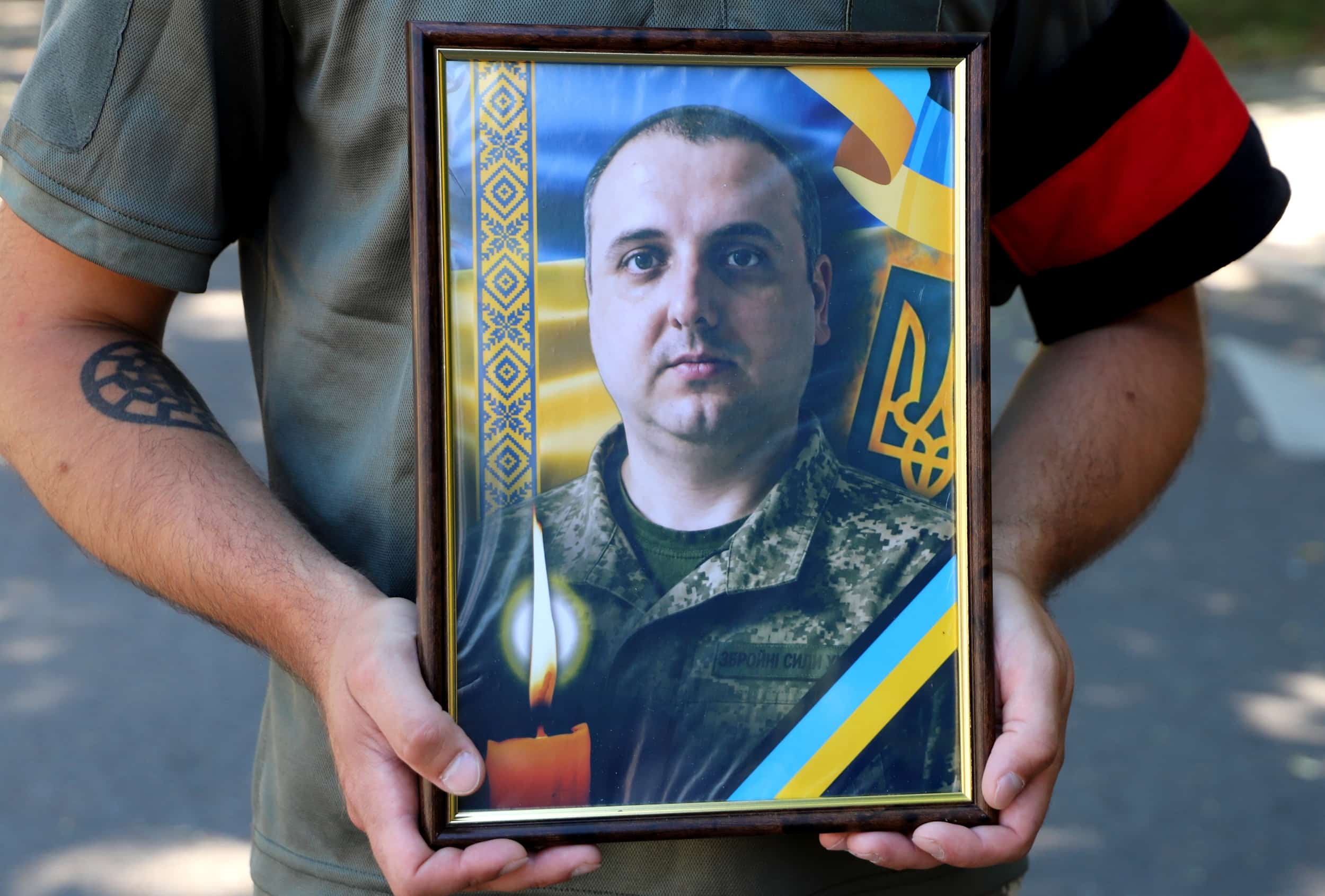 В Ужгороді провели в останню земну дорогу 39-річного захисника, солдата Валерія Мадяра