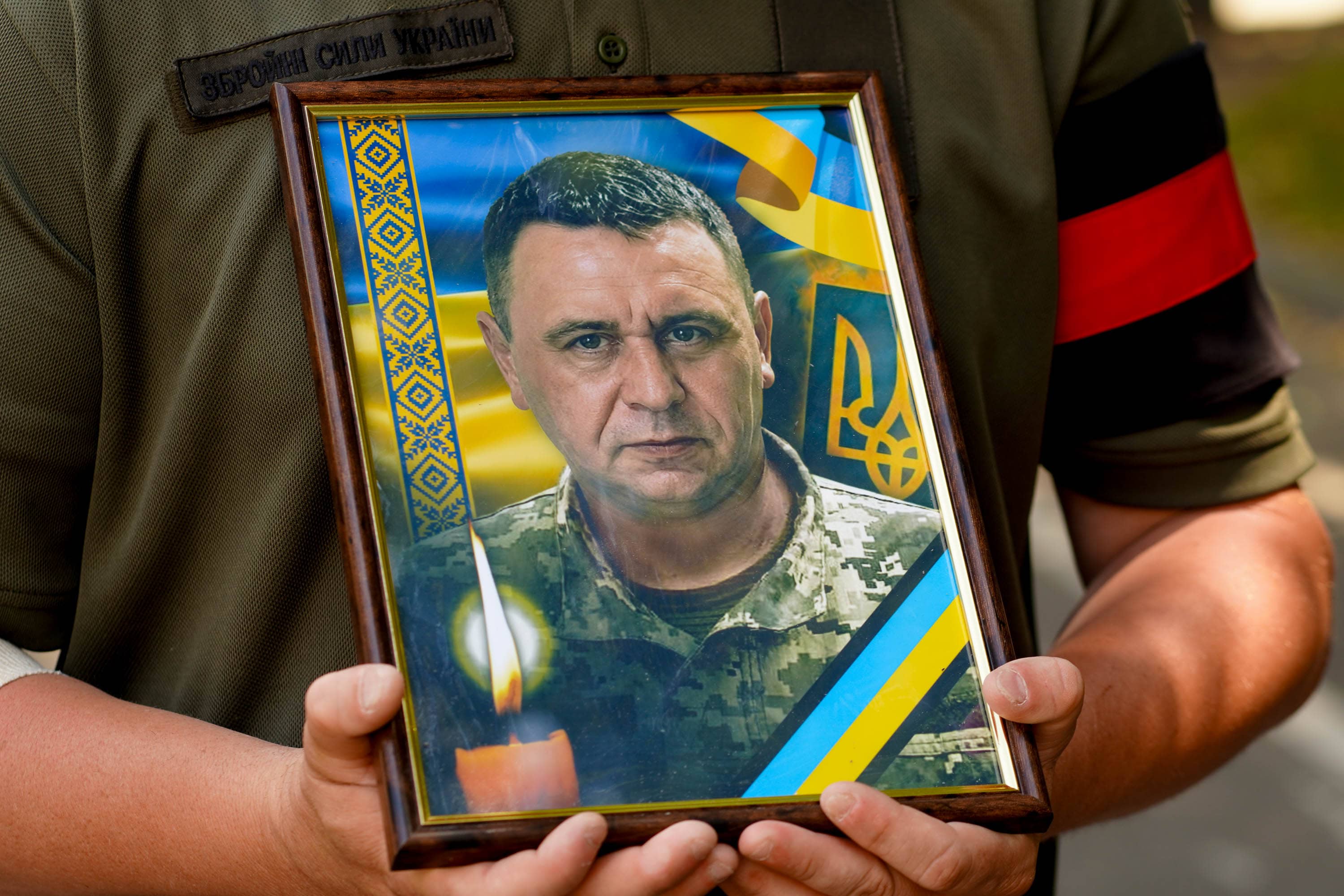 Сьогодні в Ужгороді провели в останню путь захисника України, сержанта Сергія Михайленка