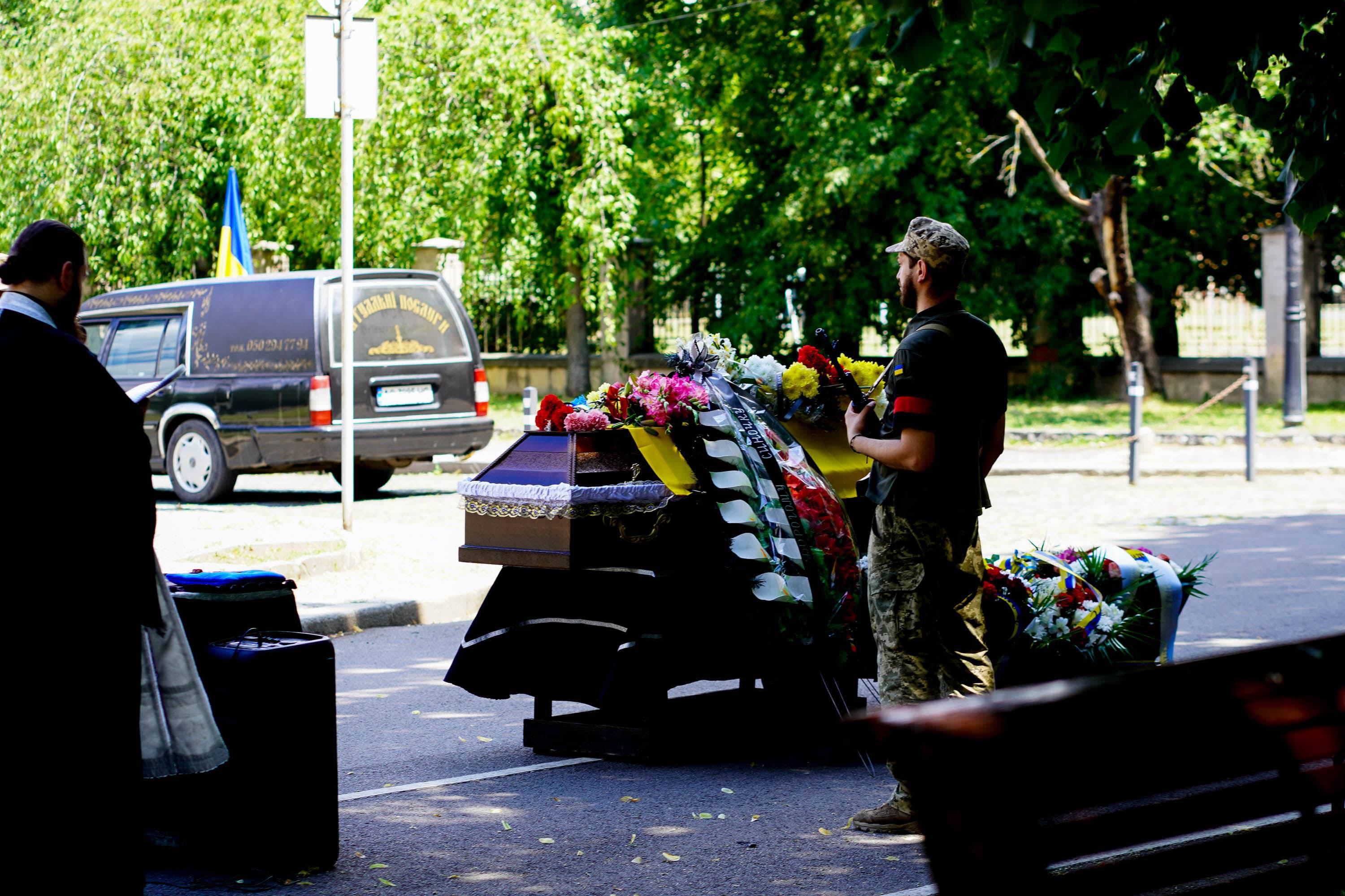 Сьогодні в Ужгороді провели в останню путь захисника України, сержанта Сергія Михайленка