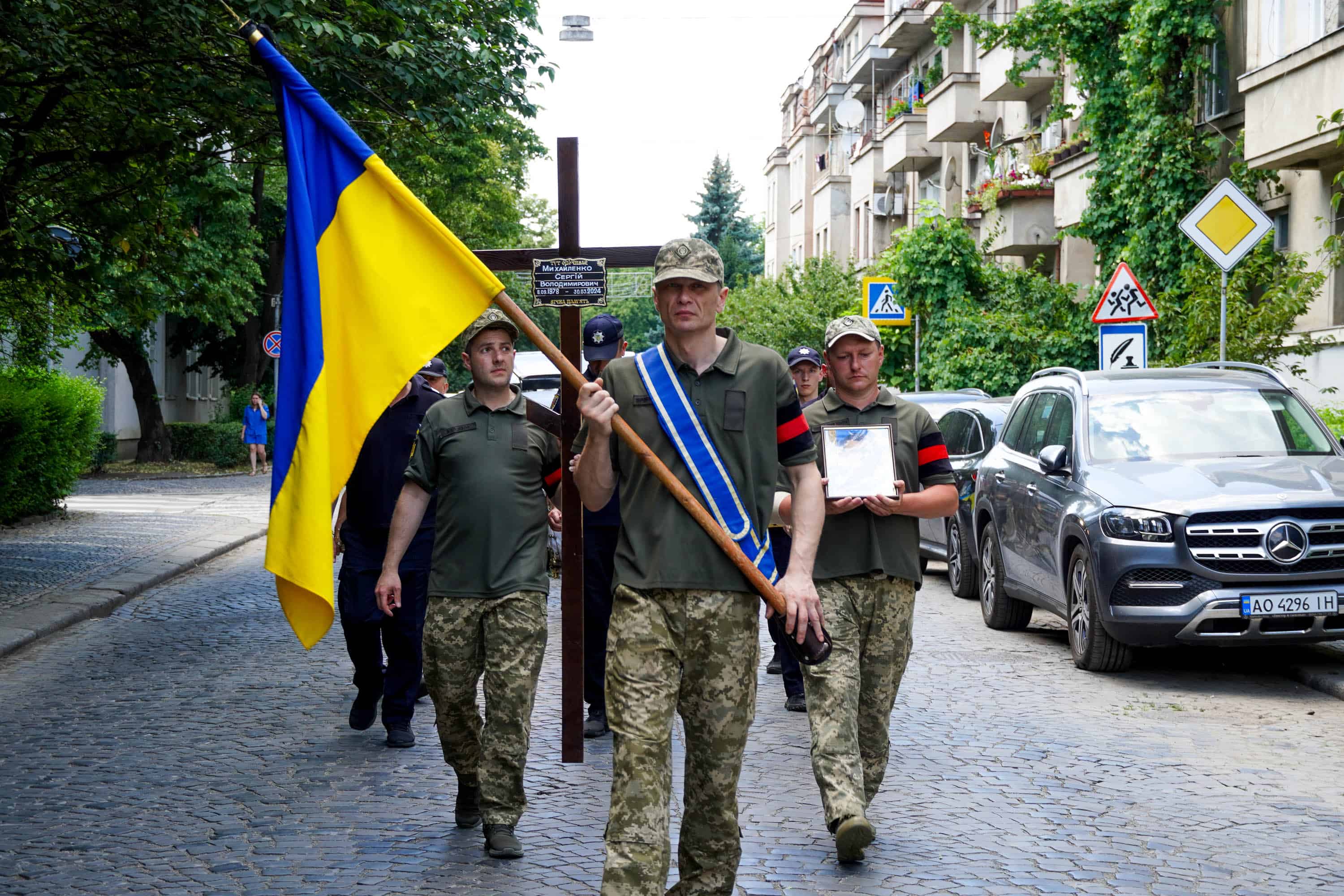 Сьогодні в Ужгороді провели в останню путь захисника України, сержанта Сергія Михайленка