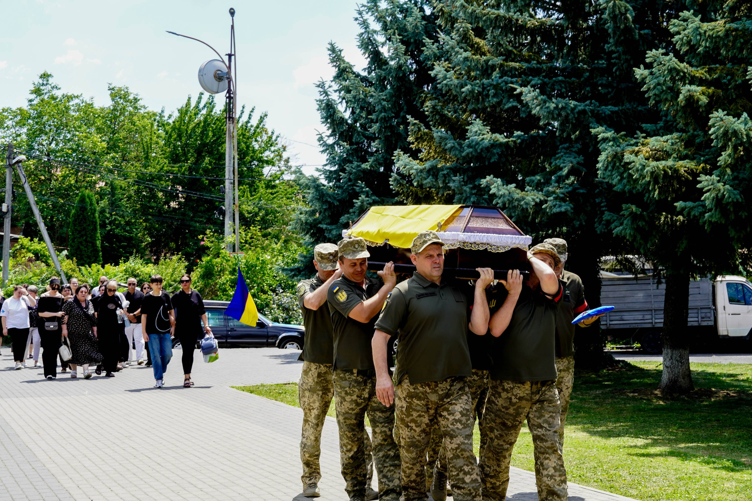 Сьогодні в Ужгороді провели в останню путь захисника України, сержанта Сергія Михайленка