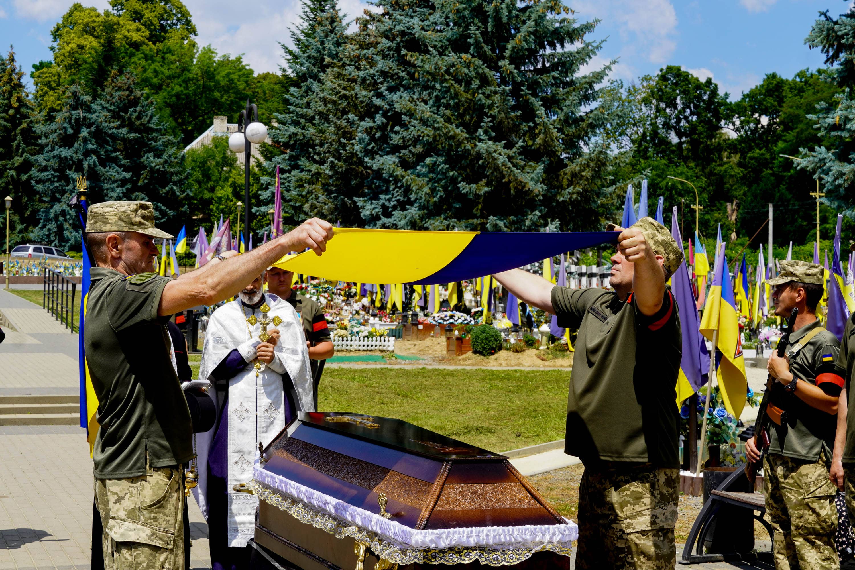 Сьогодні в Ужгороді провели в останню путь захисника України, сержанта Сергія Михайленка